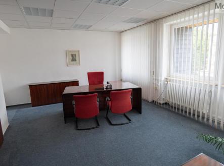 Prodej - komerční objekt, administrativní budova, 2 381 m²