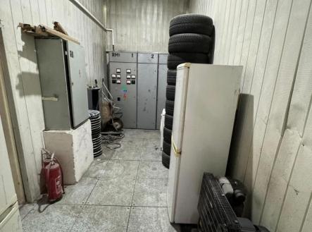 Prodej komerčního objektu, průmyslový areál, 2 400 m²