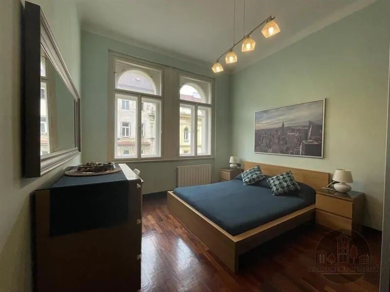 pokoj / ložnice s radiátor, dřevěná podlaha, a přirozené světlo
