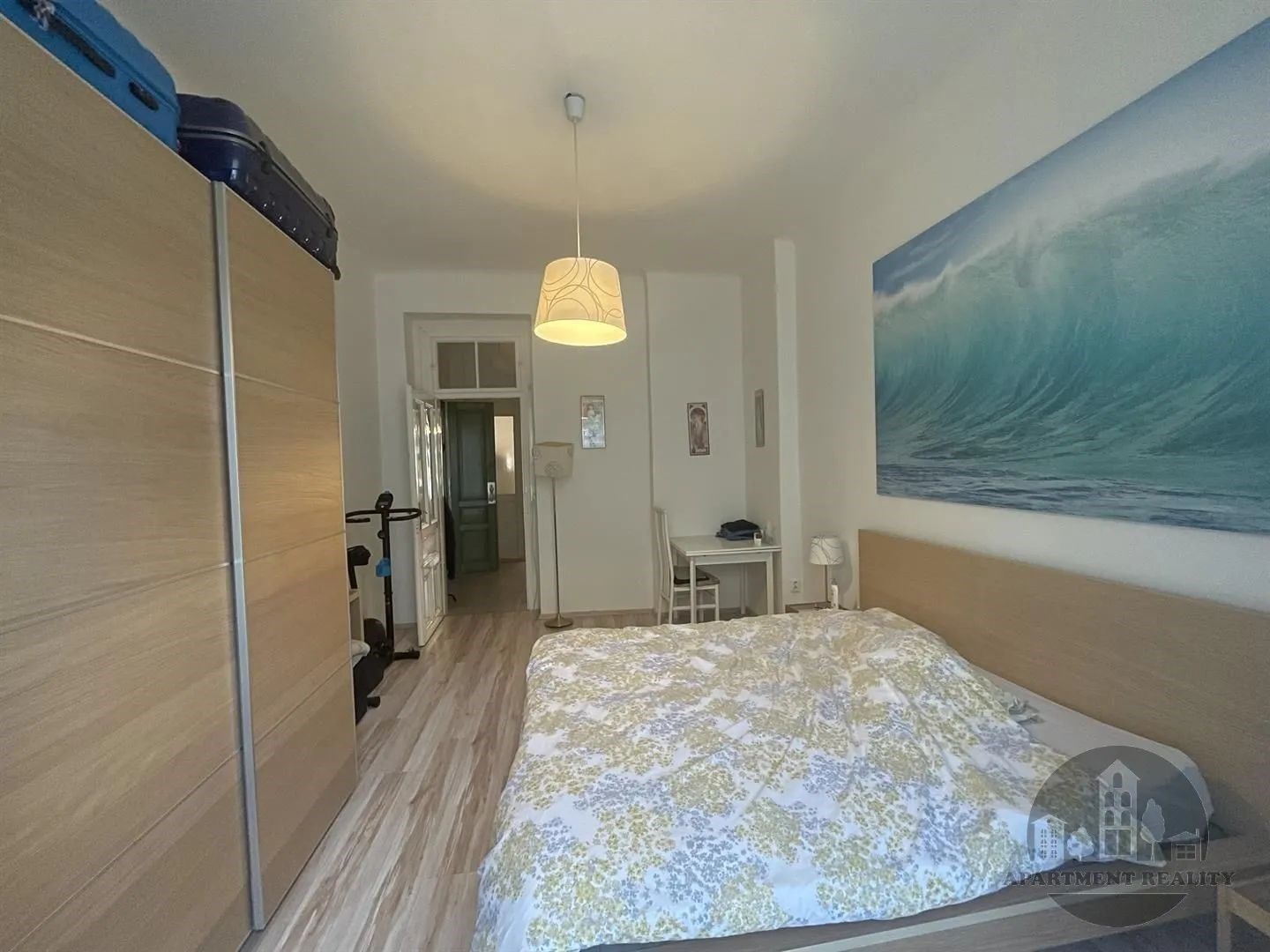 pokoj / ložnice s dřevěná podlaha a skříň