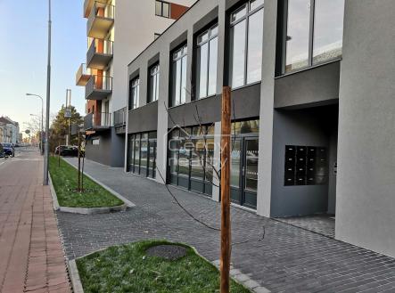 Pronájem - obchodní prostor, 95 m²