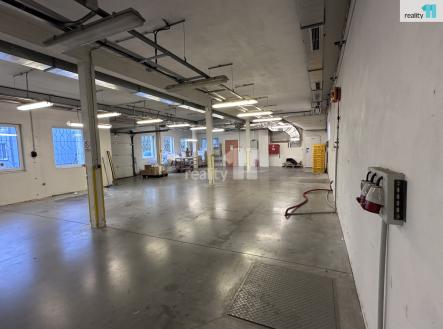 Pronájem - skladovací prostor, 132 m²