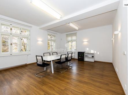 Pronájem kanceláře, 200 m²