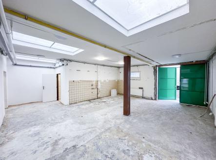 Pronájem - skladovací prostor, 229 m²