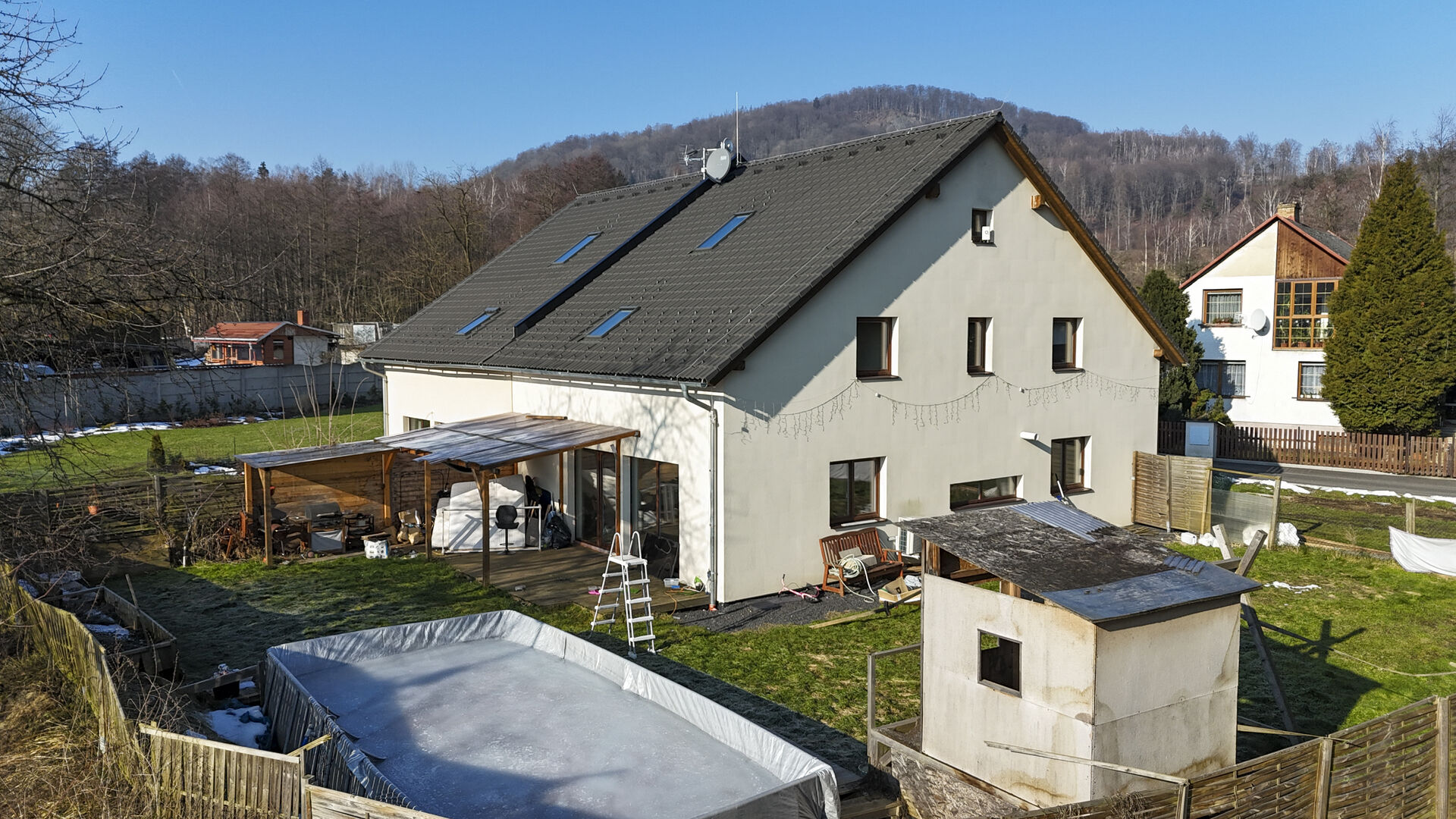 Třípodlažní rodinný dům ve Svoru (Lužické hory)