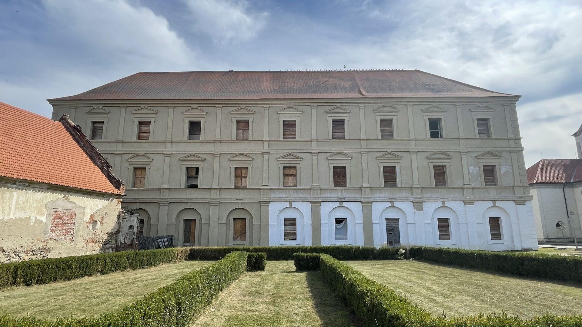 Zámek s hospodářskou budovou - Kestřany, okr. Písek