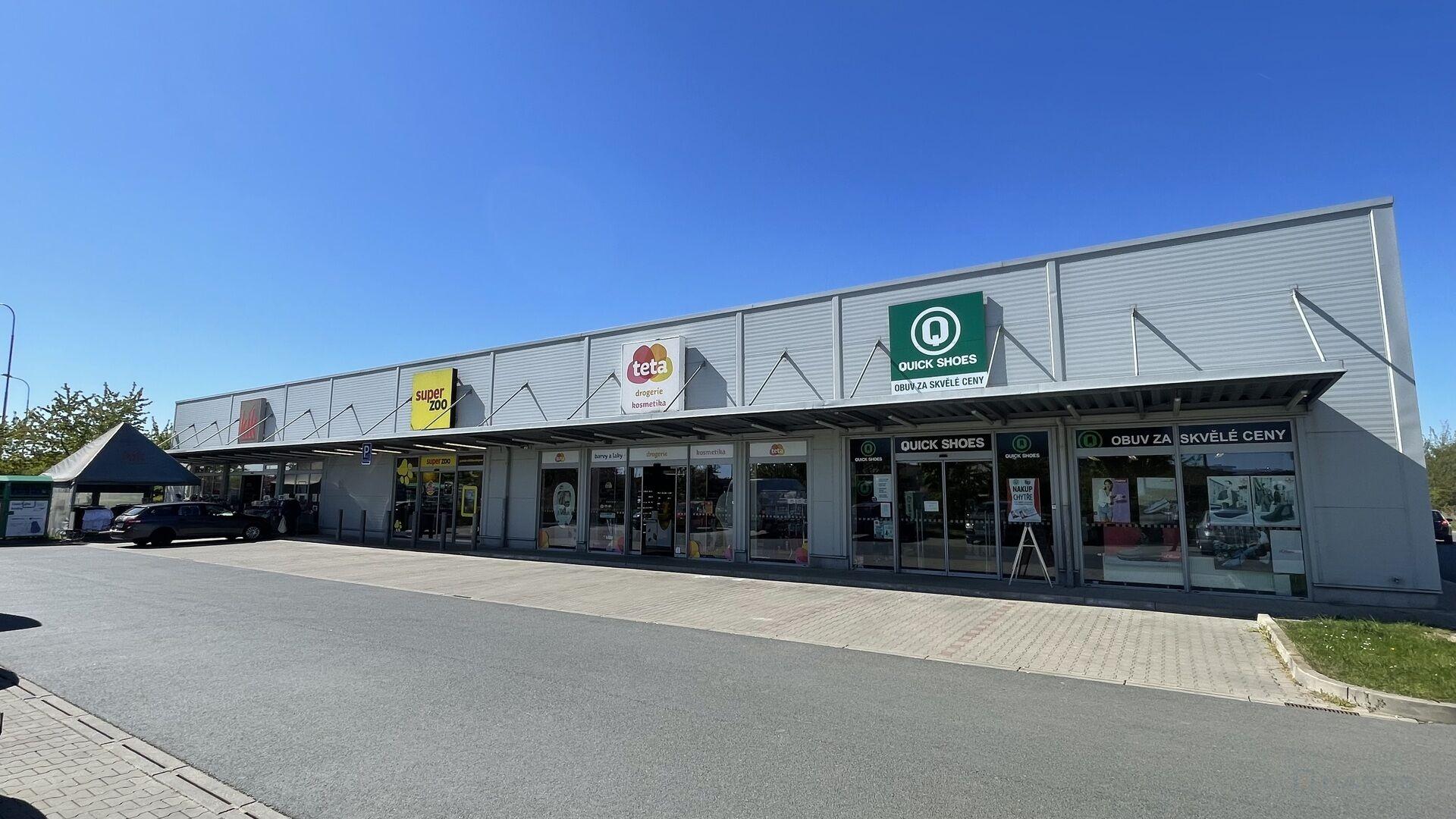 Obchodní centrum Čelákovice, Průmyslová čp. 2043