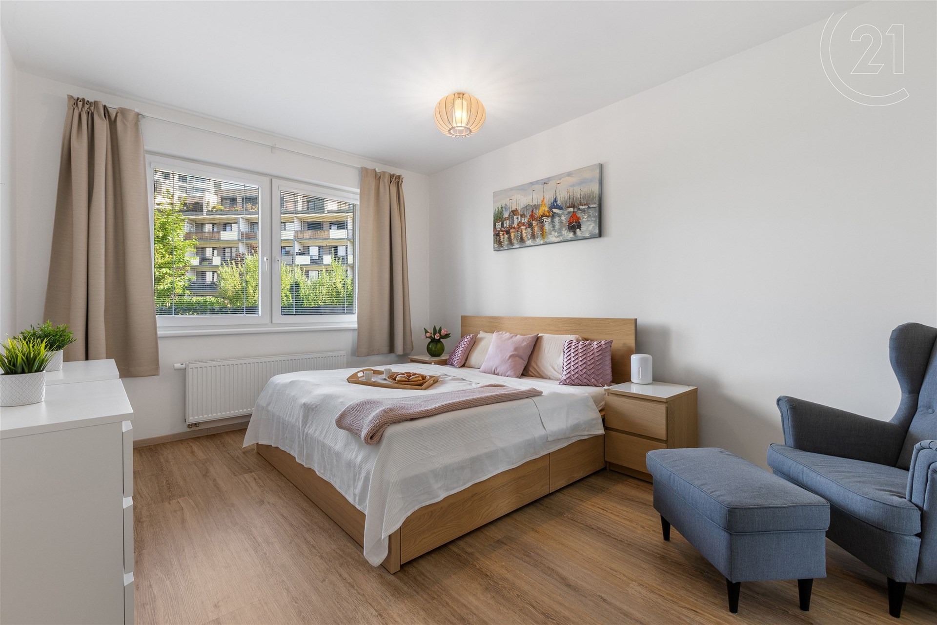 Hlavní ložnice s vlastní koupelnou s vanou a wc