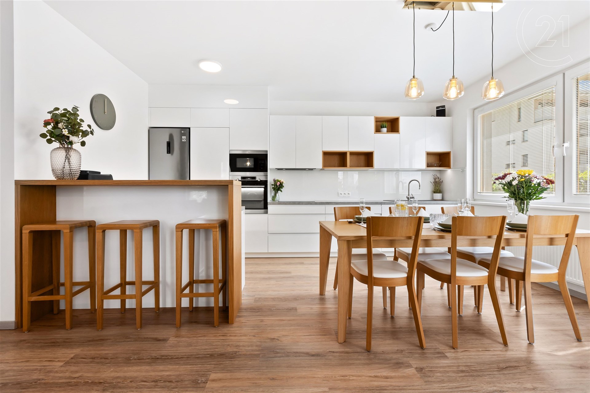 Prostorný obývací pokoj s kuchyňským koutem a výstupem na terasu