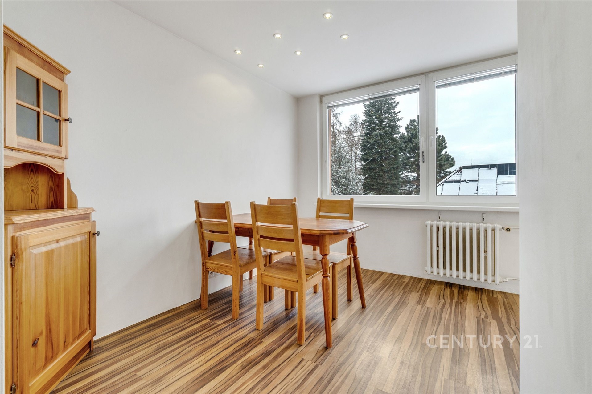 Jídelní kout s výhledem do zeleně - současný stav.