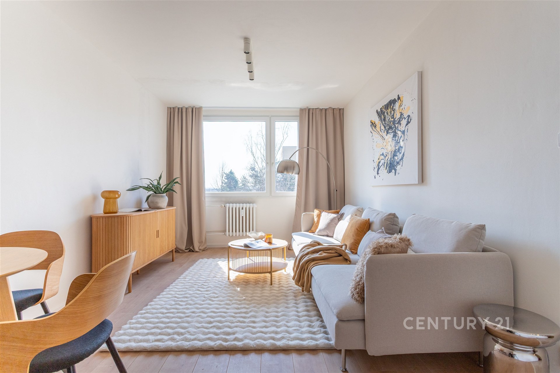 Světlý obývací pokoj 