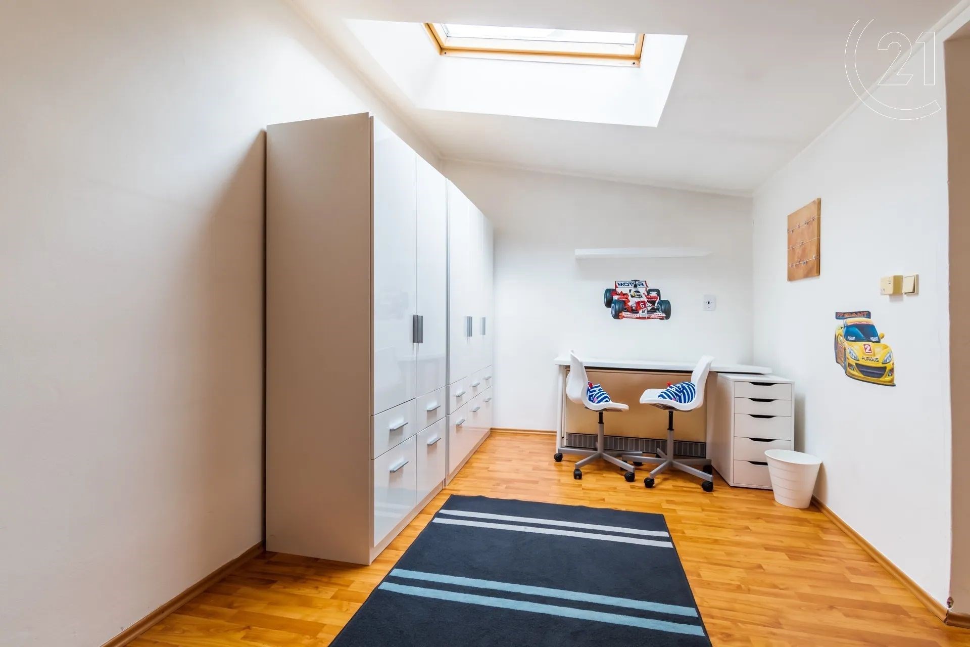kancelář s světlík, dřevěná podlaha, a klenutý strop