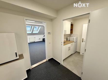 Pronájem kanceláře, 77 m²