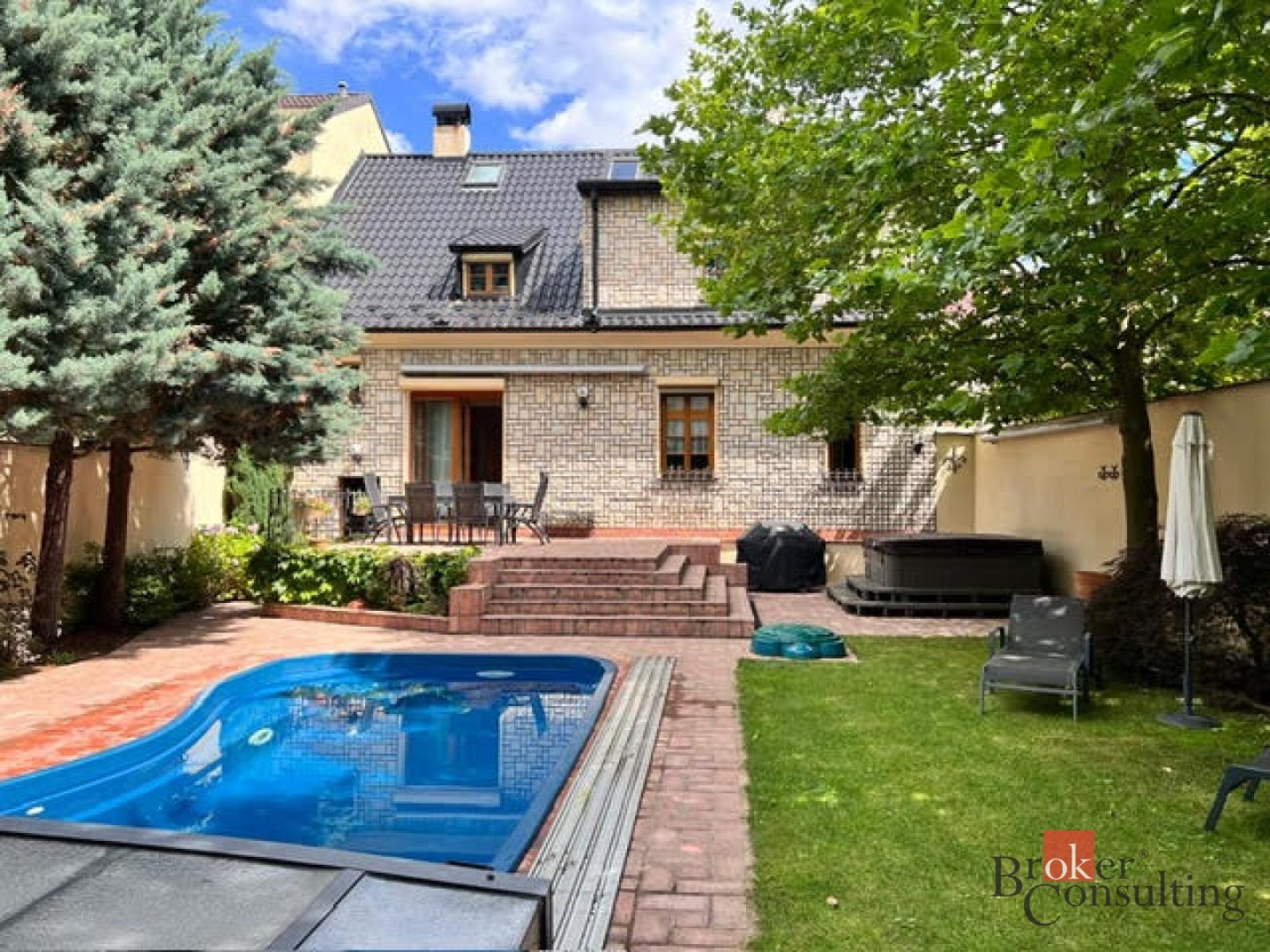 Prodej prostorného rodinného domu v klidné části Benešova (ihned k nastěhování)