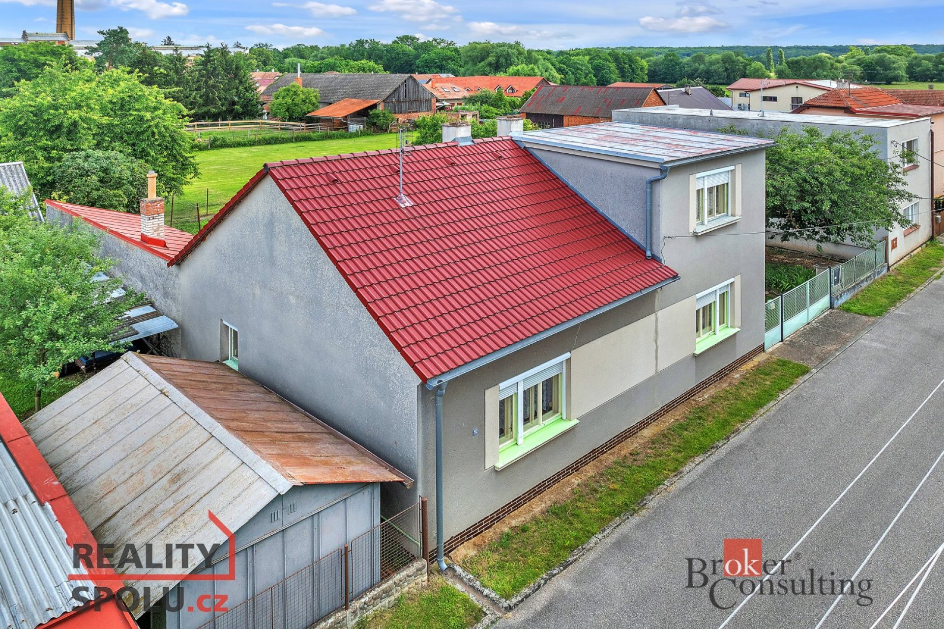 Prodej rodinného domu 4+1, pozemek 588 m², zahrada, garáž, Skřivany, okr. Hradec Králové
