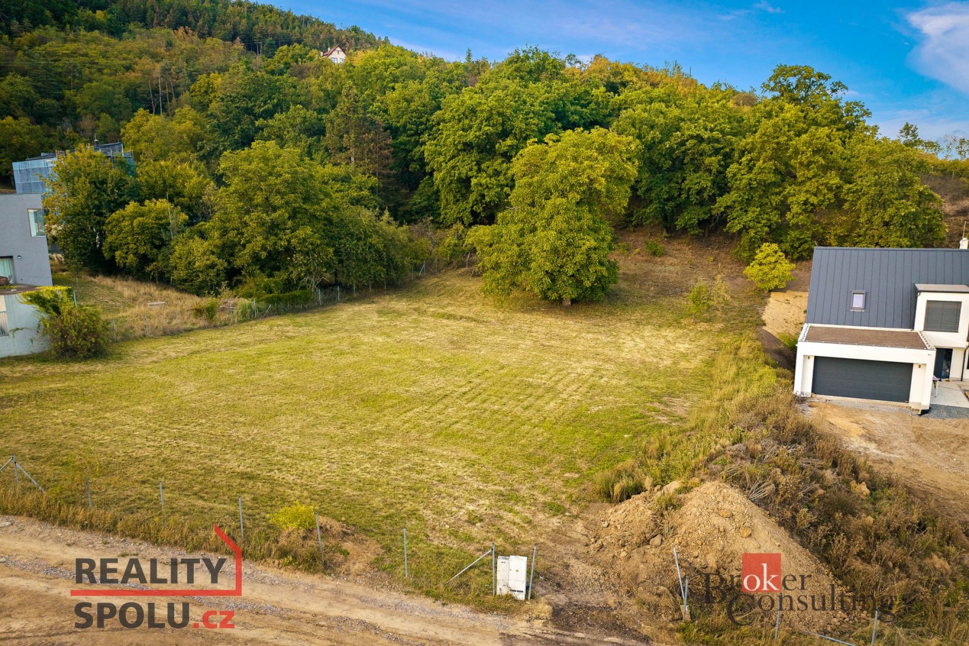 EXKLUZIVNÍ STAVEBNÍ POZEMEK NA OKRAJI BEROUNA – 3 833 m²