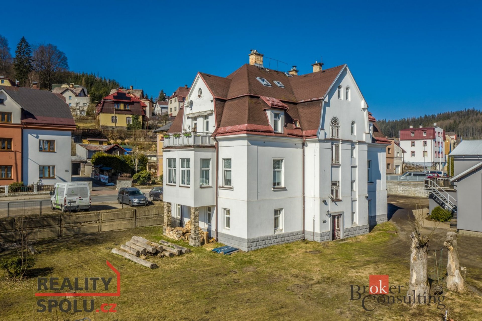 NOVÁ CENA! Prodej vily se sedmi byty a nebytovými prostory ve Smržovce v Jizerských horách.
