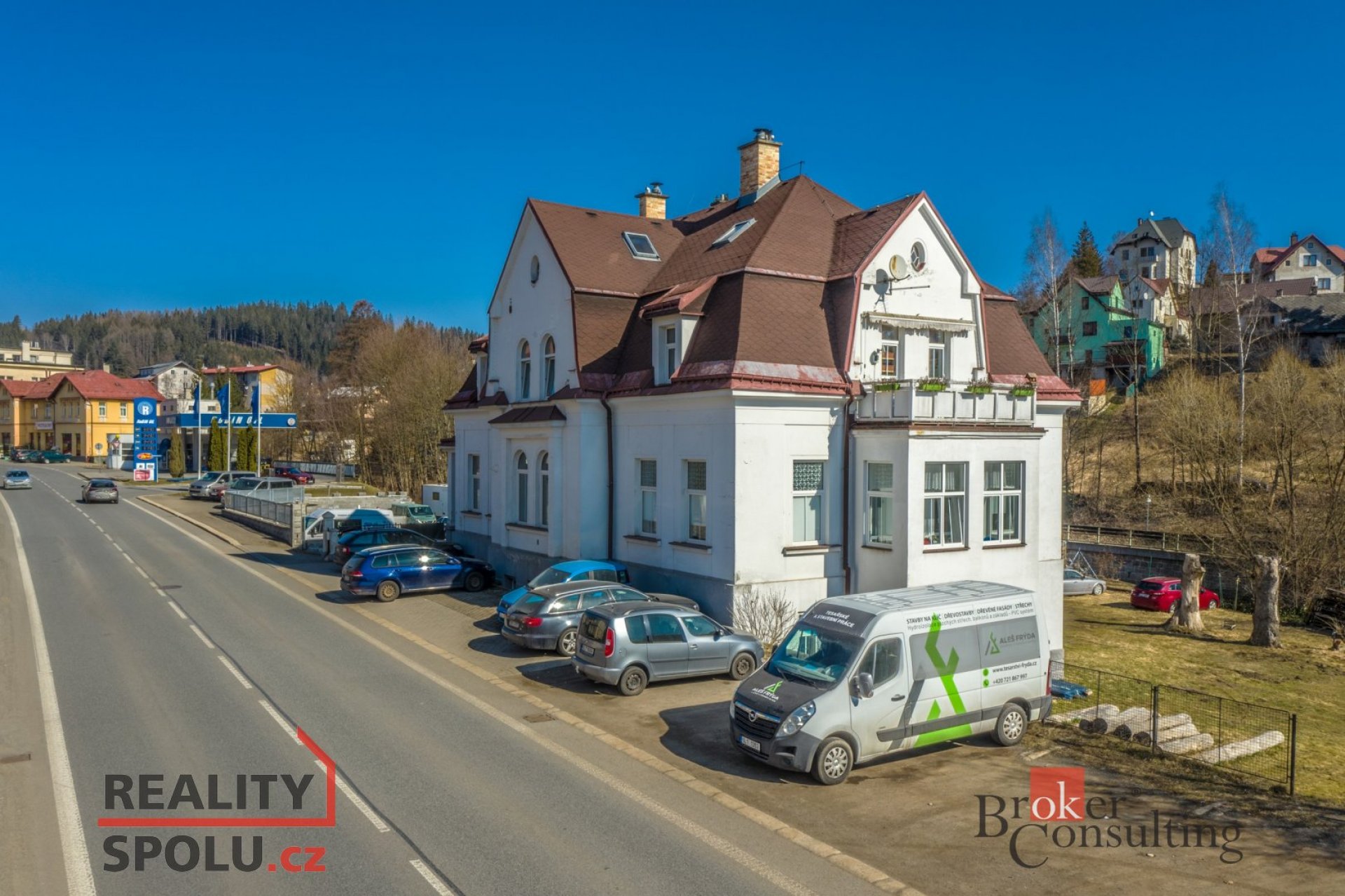 NOVÁ CENA! Prodej vily se sedmi byty a nebytovými prostory ve Smržovce v Jizerských horách.