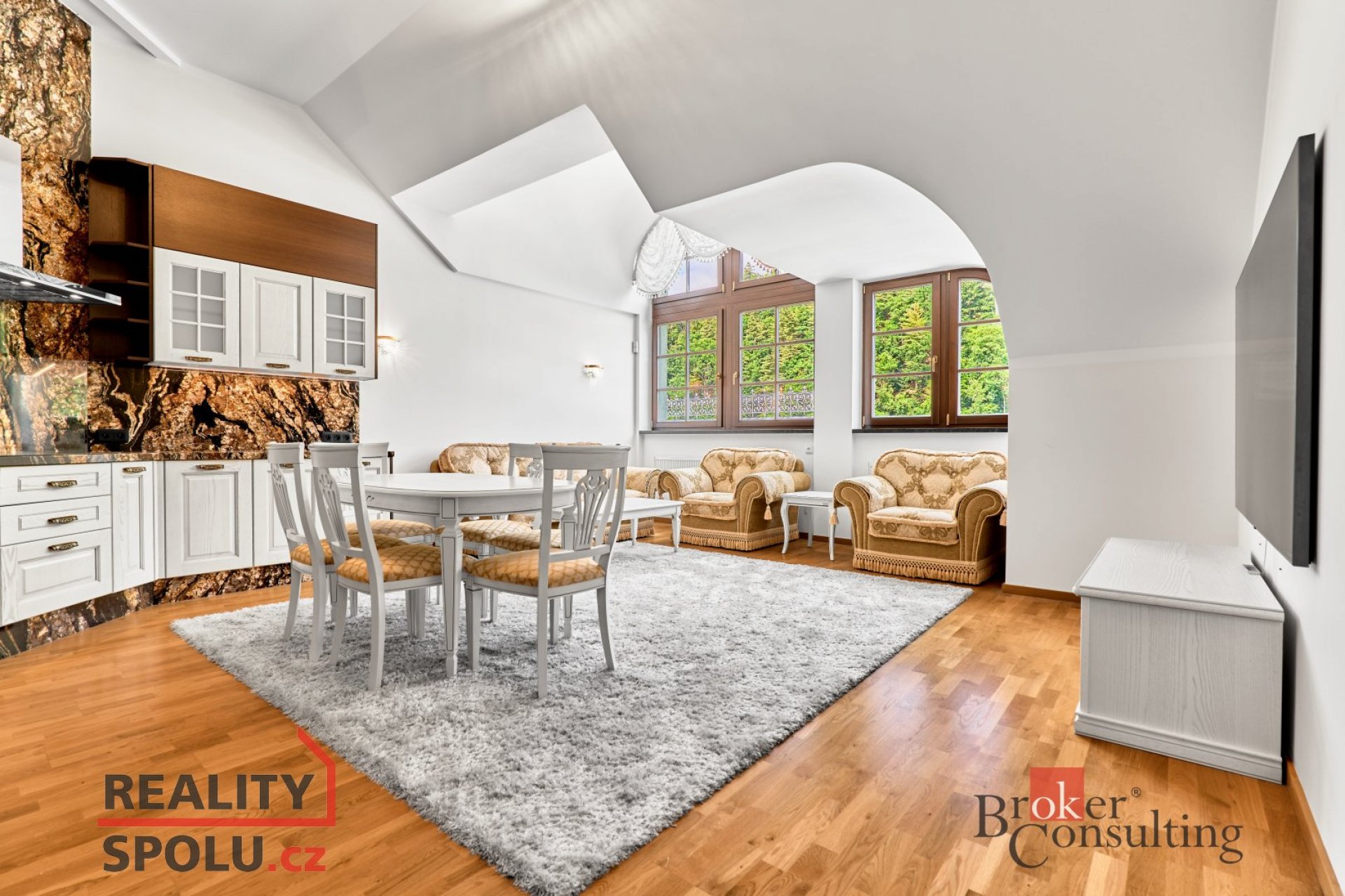 Panoramatický byt s charakterem v srdci Karlových Varů