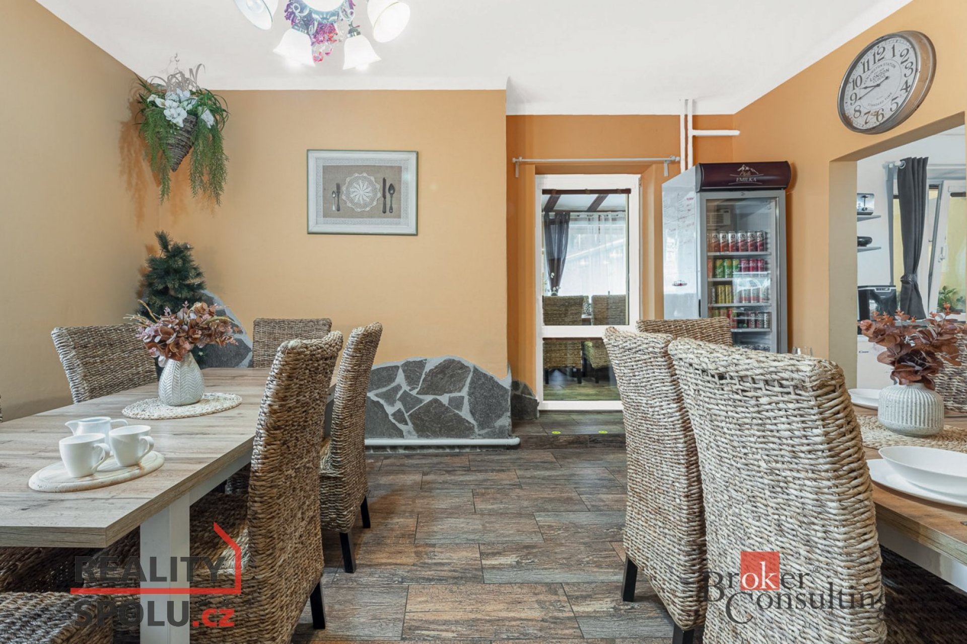 Vyhledávaný penzion s kapacitou 22 lůžek (6 apartmánů) 50 m od vleku!