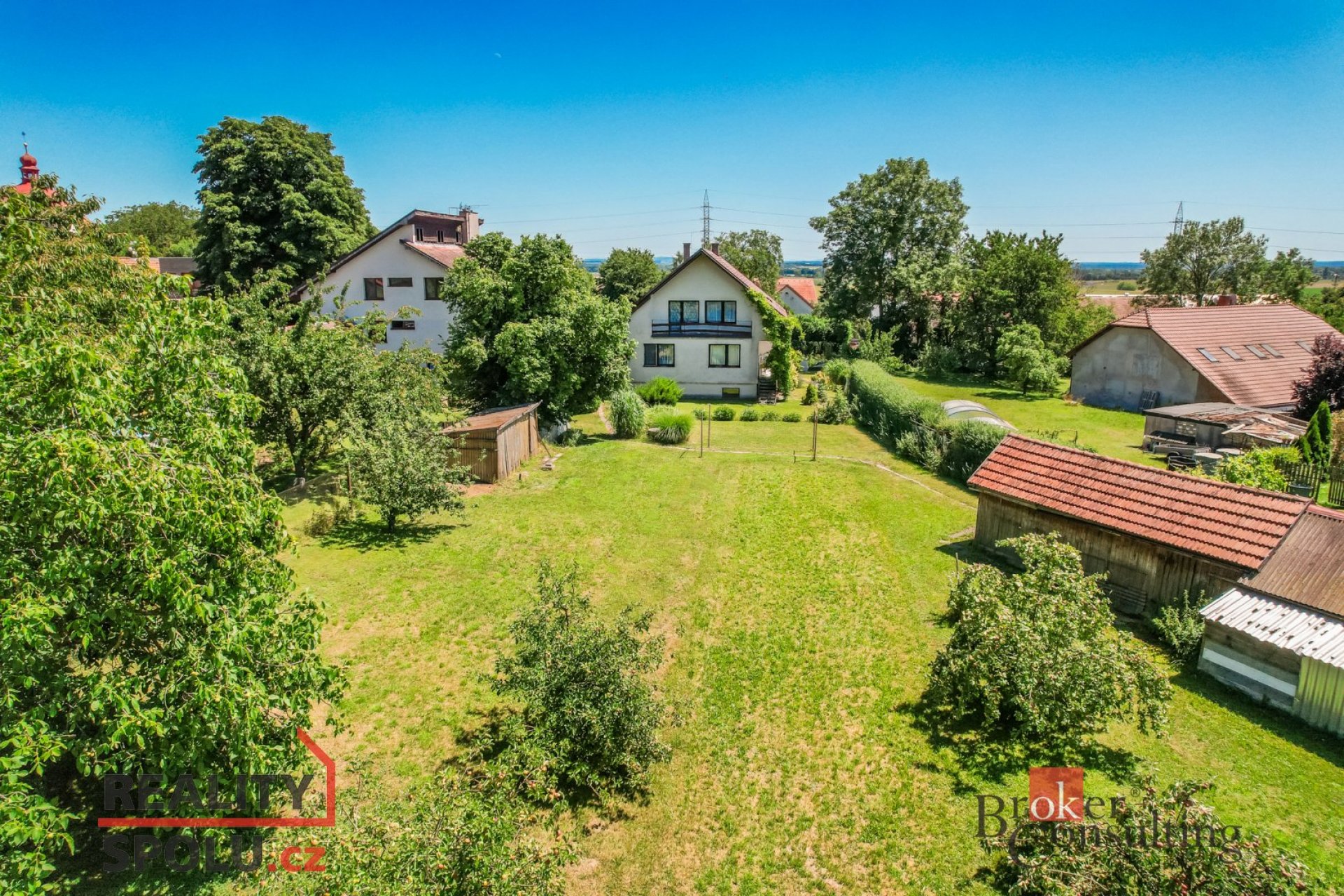 Rodinný dům se dvěma bytovými jednotkami a velkým pozemkem – 1860 m², klidná lokalita – Sendražice