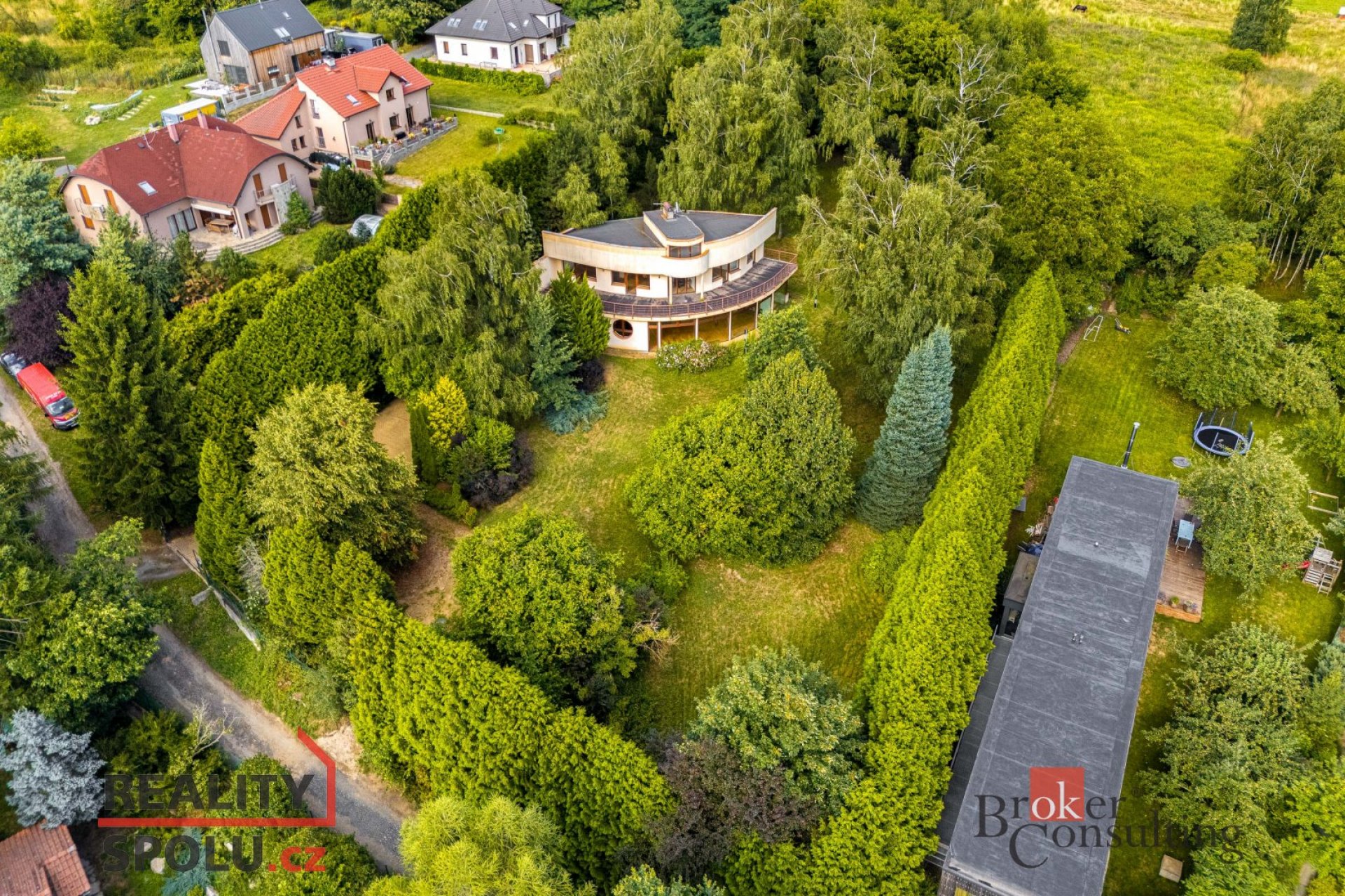 Osobitý rodinný dům v zelené oáze klidu v klidné části obce Velké Popovice