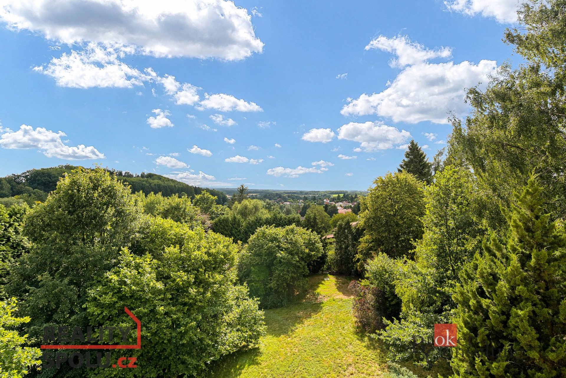 Osobitý rodinný dům v zelené oáze klidu v klidné části obce Velké Popovice