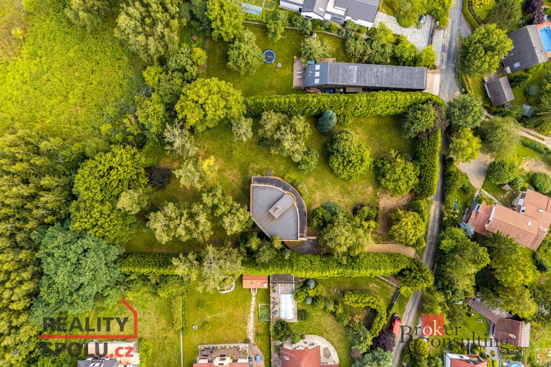 Osobitý rodinný dům v zelené oáze klidu v klidné části obce Velké Popovice