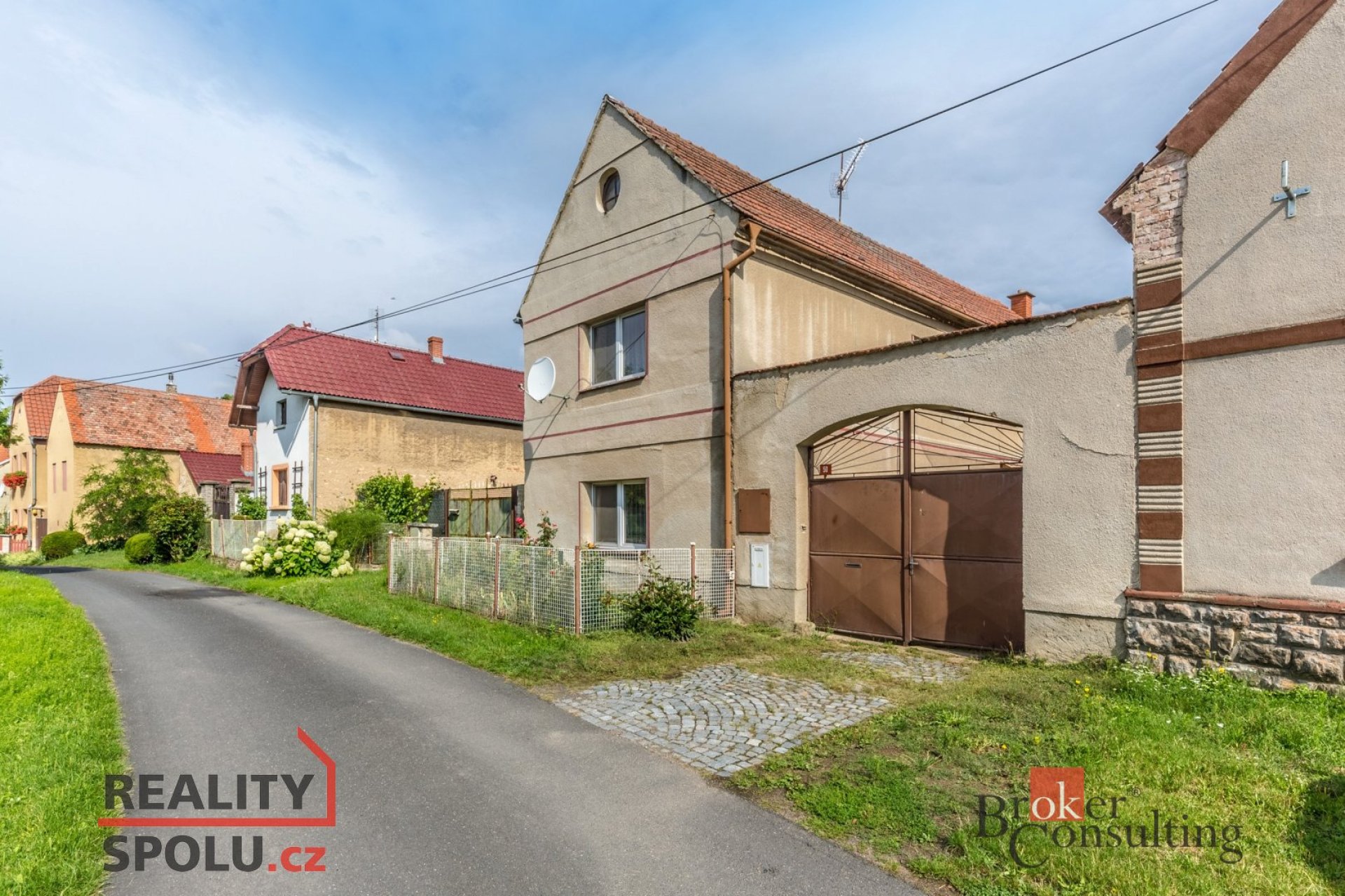 Prodej rodinného domu v Ředhošti se zahradou, dvěma stodolami a několika hospodářskými budovami