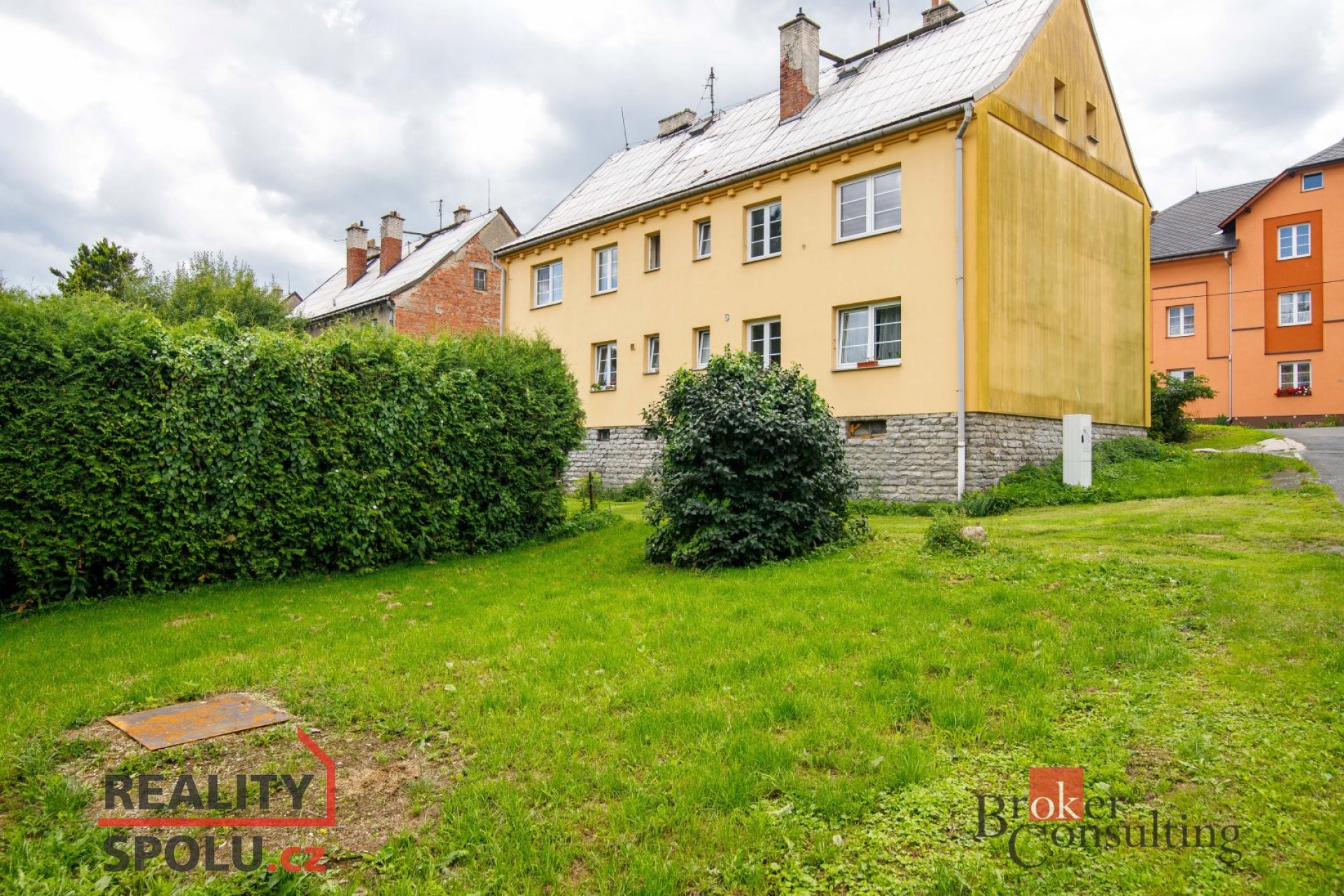 Prodej bytu 3+KK – s půdou, zahradou, dvěma sklepy a krytým stáním
