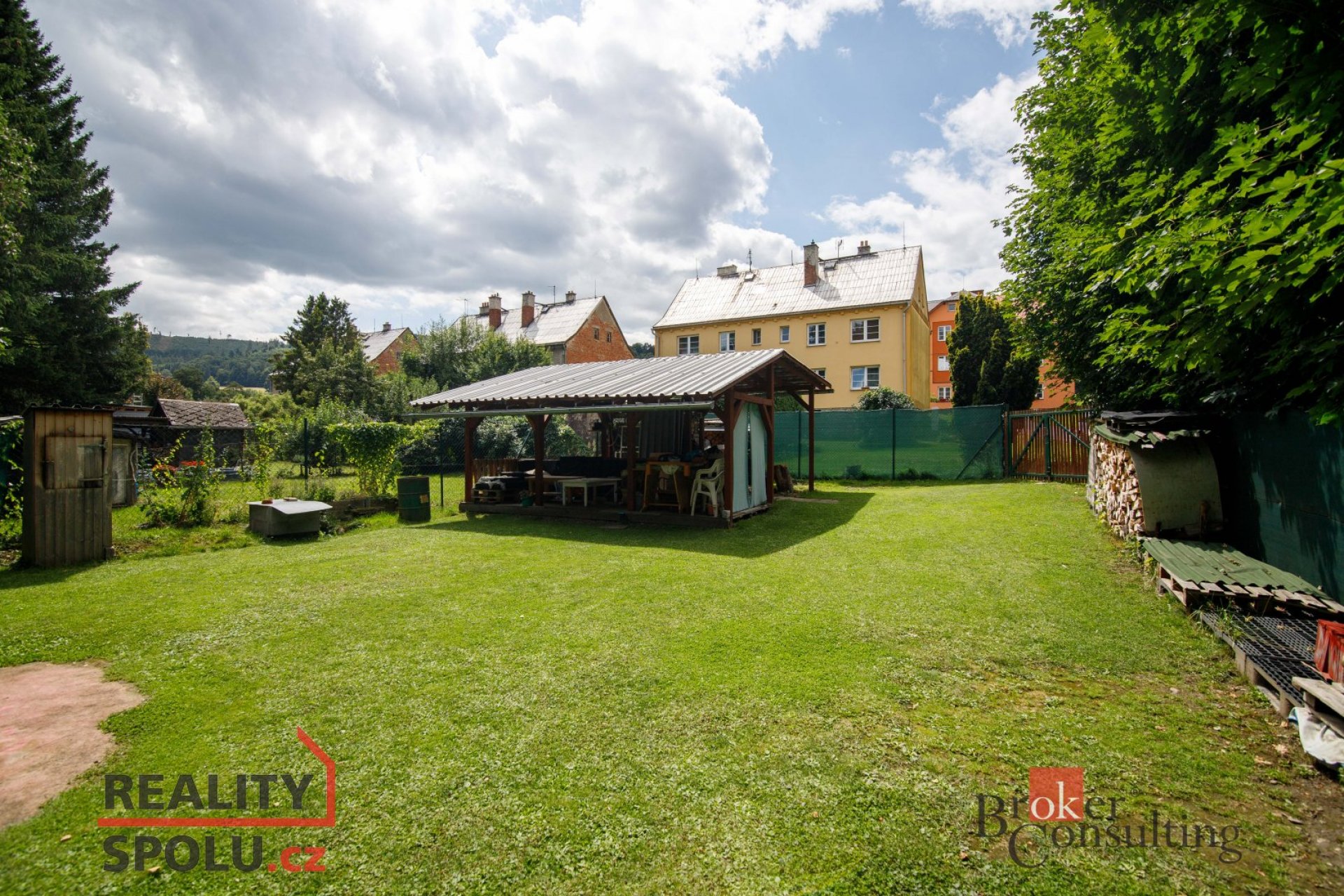 Prodej bytu 3+KK – s půdou, zahradou, dvěma sklepy a krytým stáním