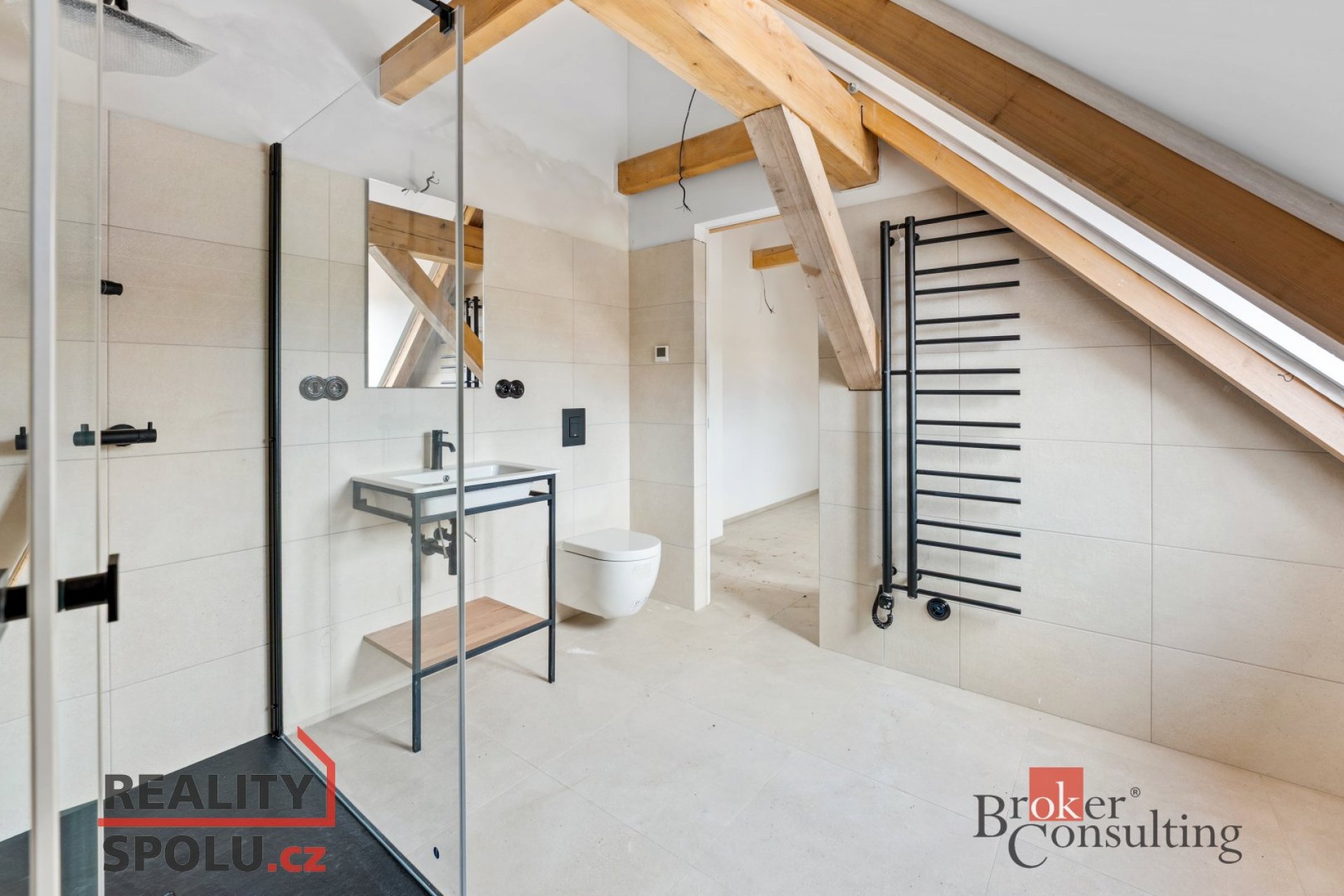 Prostorný moderní byt s šatnou a patrem