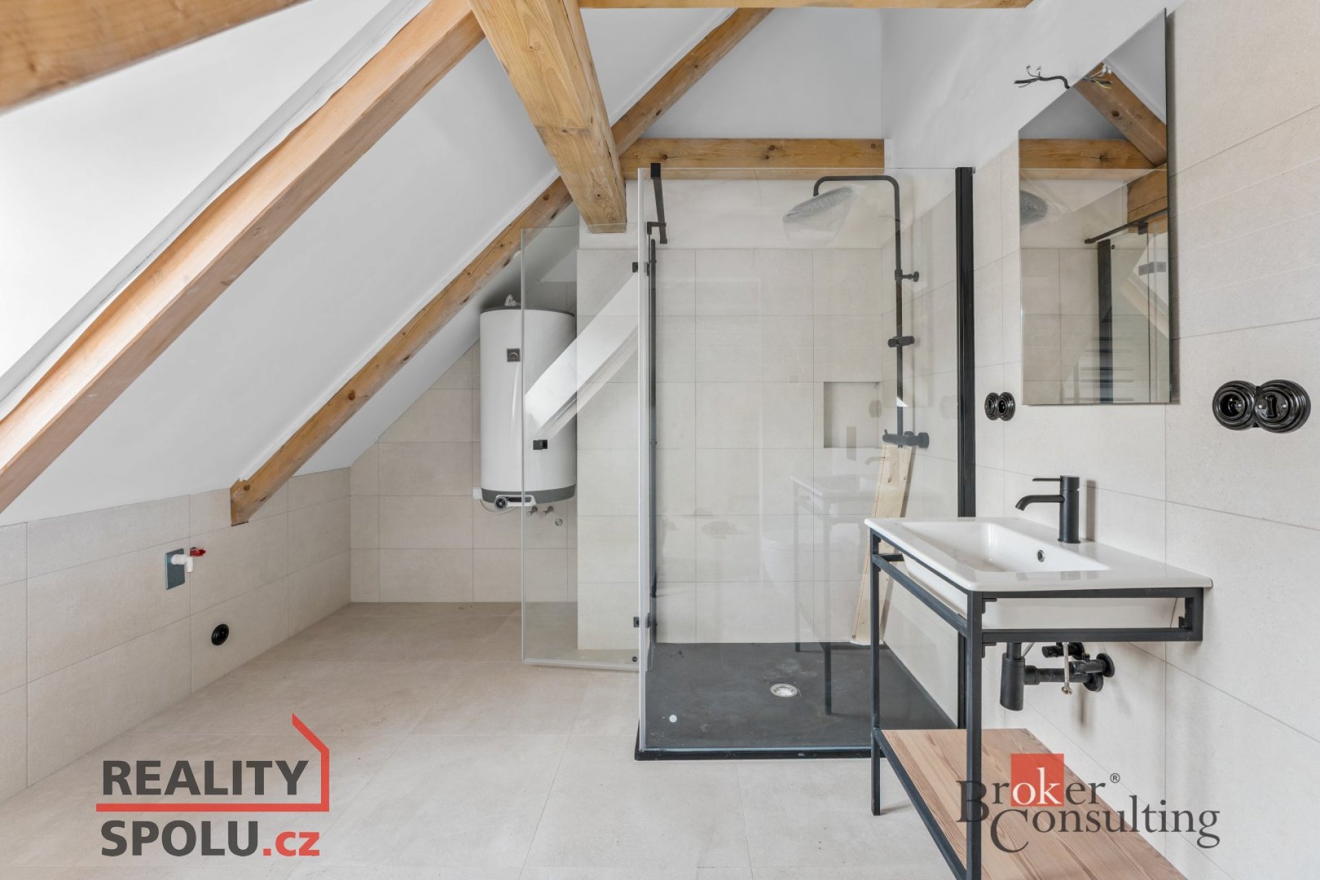 Prostorný moderní byt s šatnou a patrem