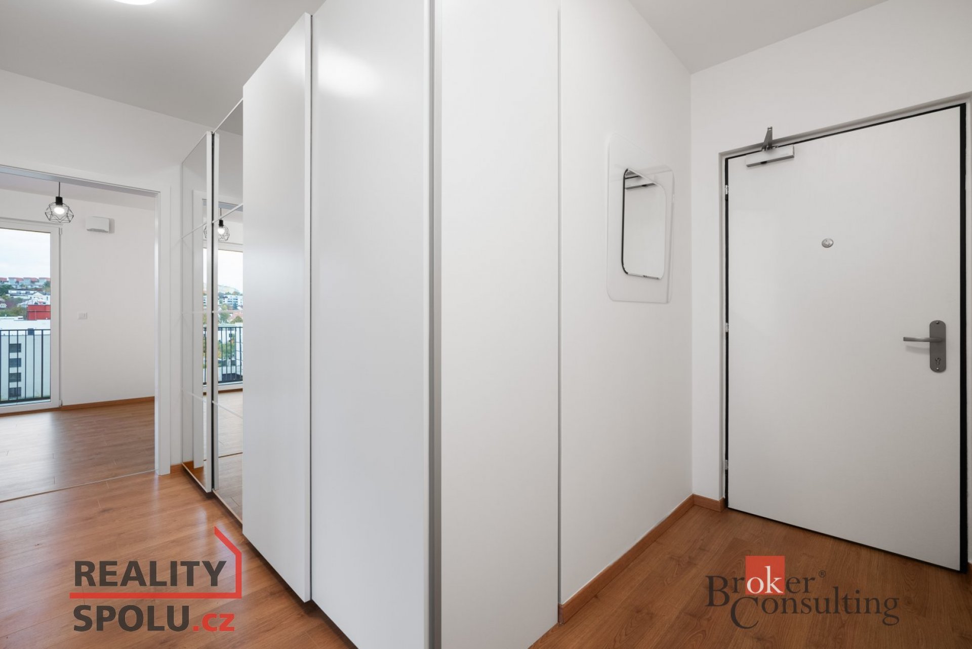 Luxusní byt 2+kk se dvěmi balkony ihned volný k pronájmu!