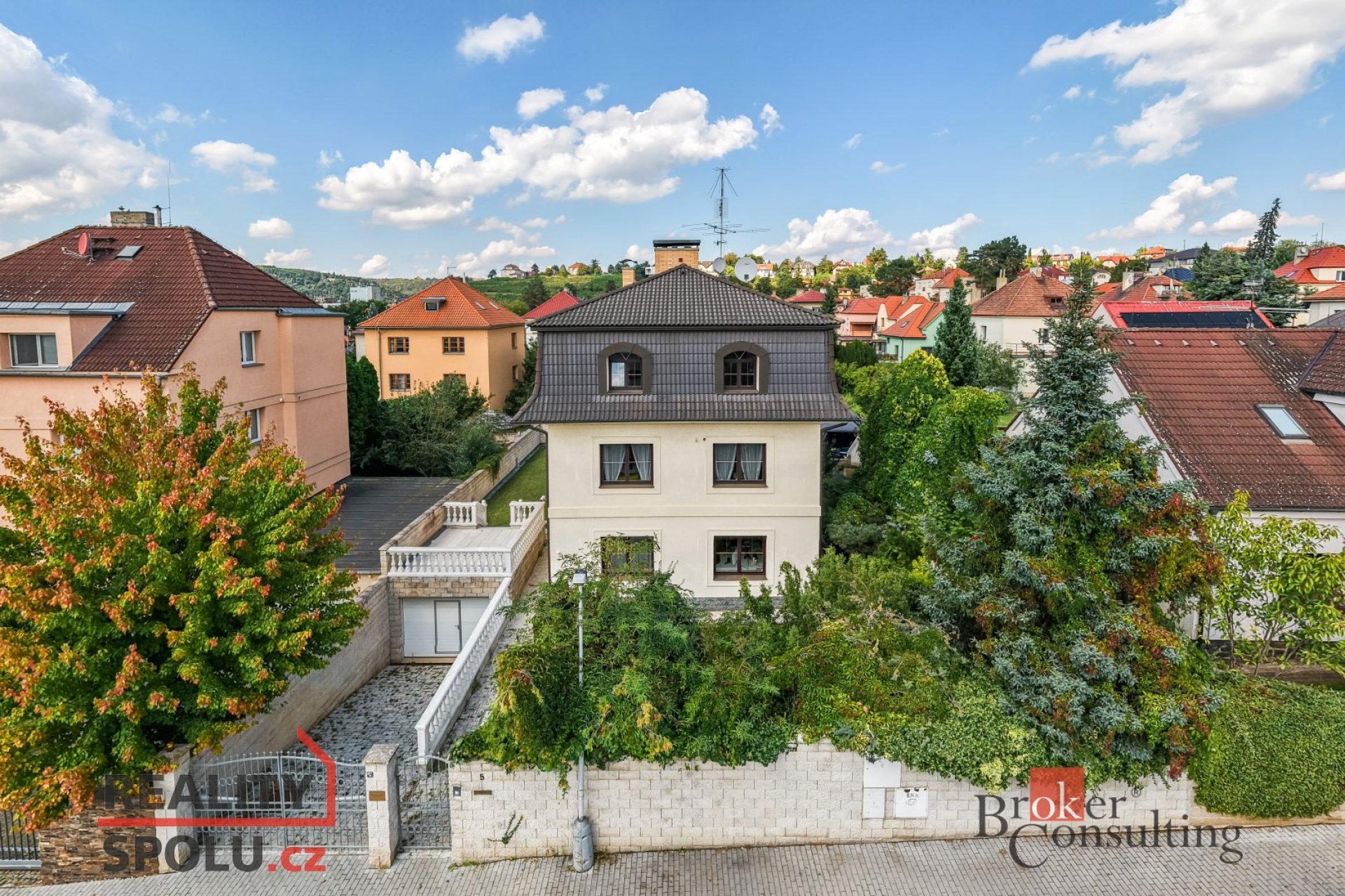 Prodej reprezentativní vily – Praha 4 Modřany, ul. Pancířova 287 m² užitné plochy, 3 podlaží, garáž 