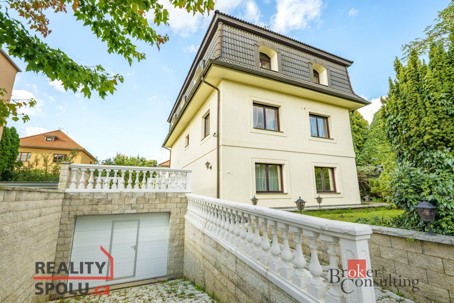 Prodej reprezentativní vily – Praha 4 Modřany, ul. Pancířova 287 m² užitné plochy, 3 podlaží, garáž 