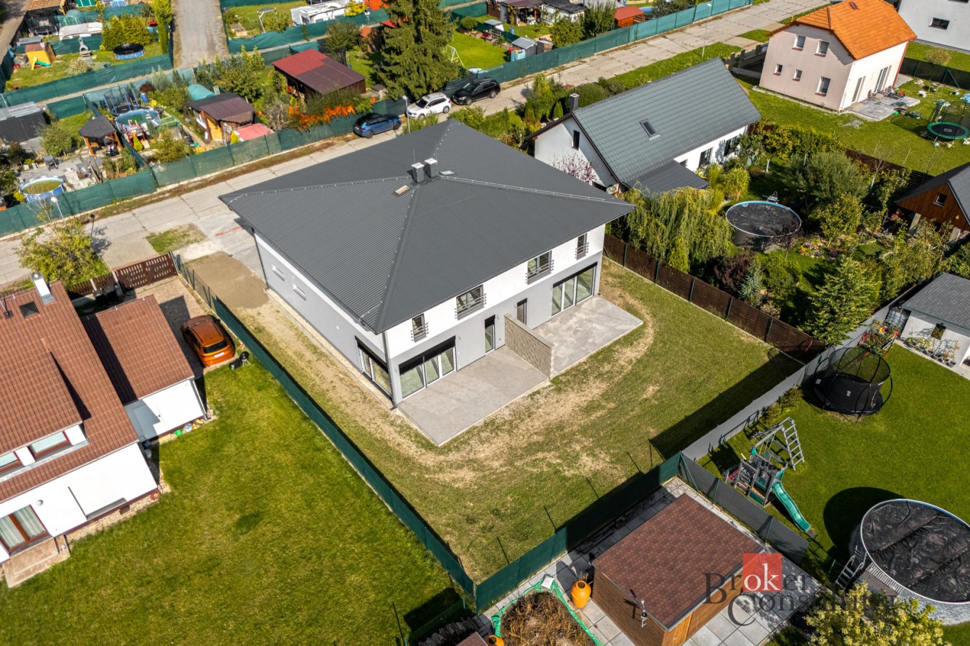 Prodej novostavby rodinného domu/bytu 5+kk, 160m² plochy s garáží, z roku 2026, 30 minut východně od