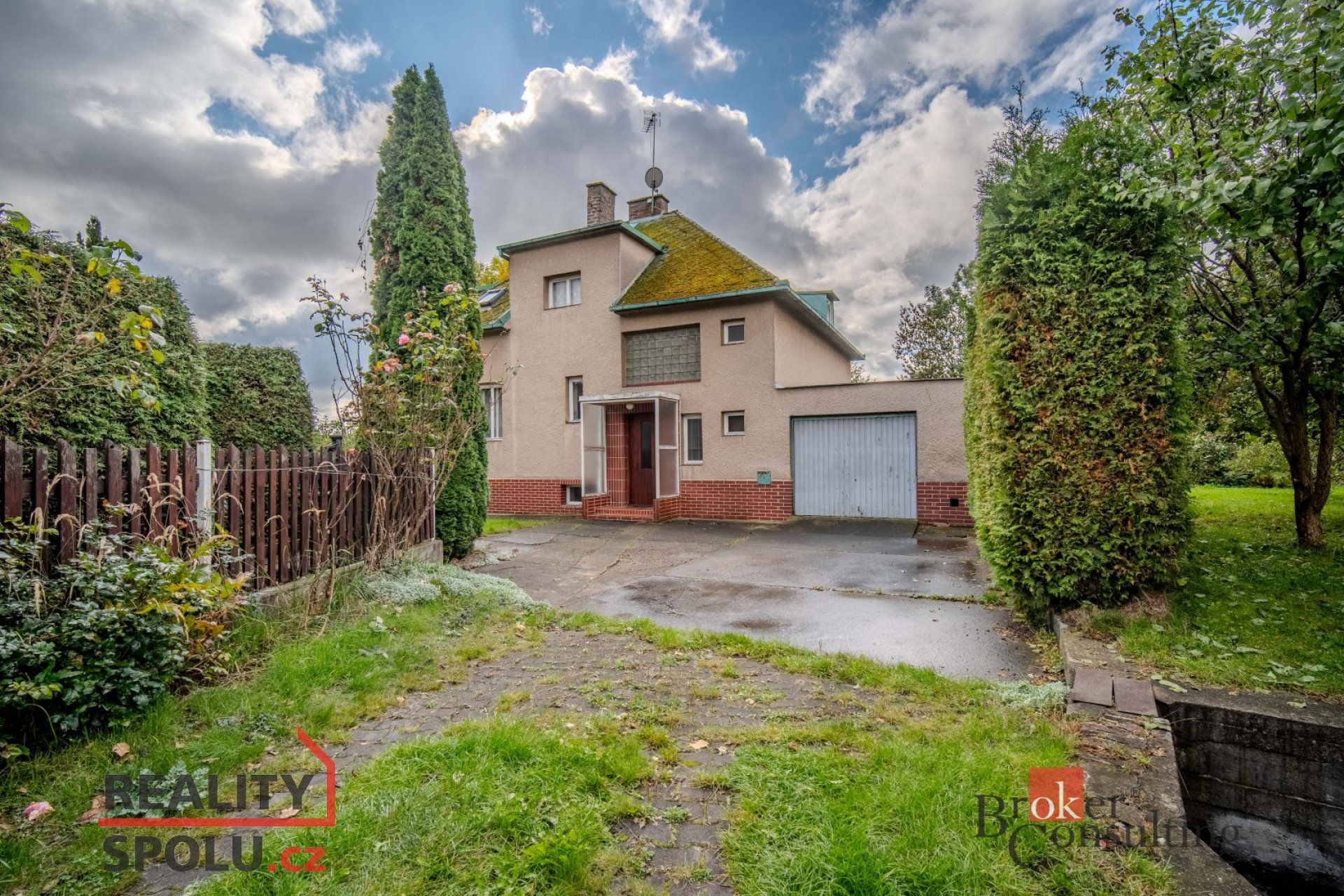 Bydlení jako na vesnici přitom na Praze 5 - krásný pozemek 1074m2 s domem