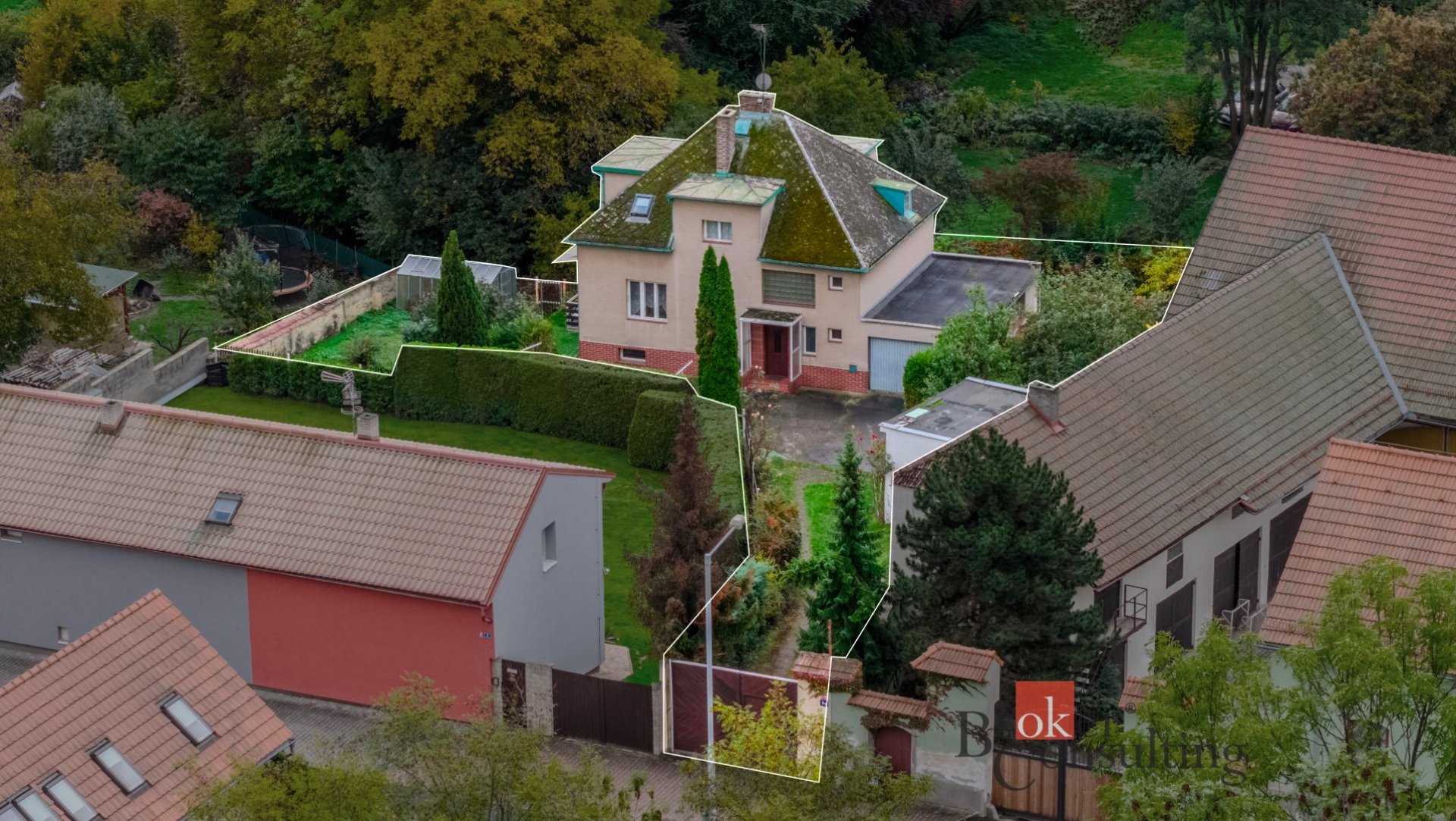 Bydlení jako na vesnici přitom na Praze 5 - krásný pozemek 1074m2 s domem