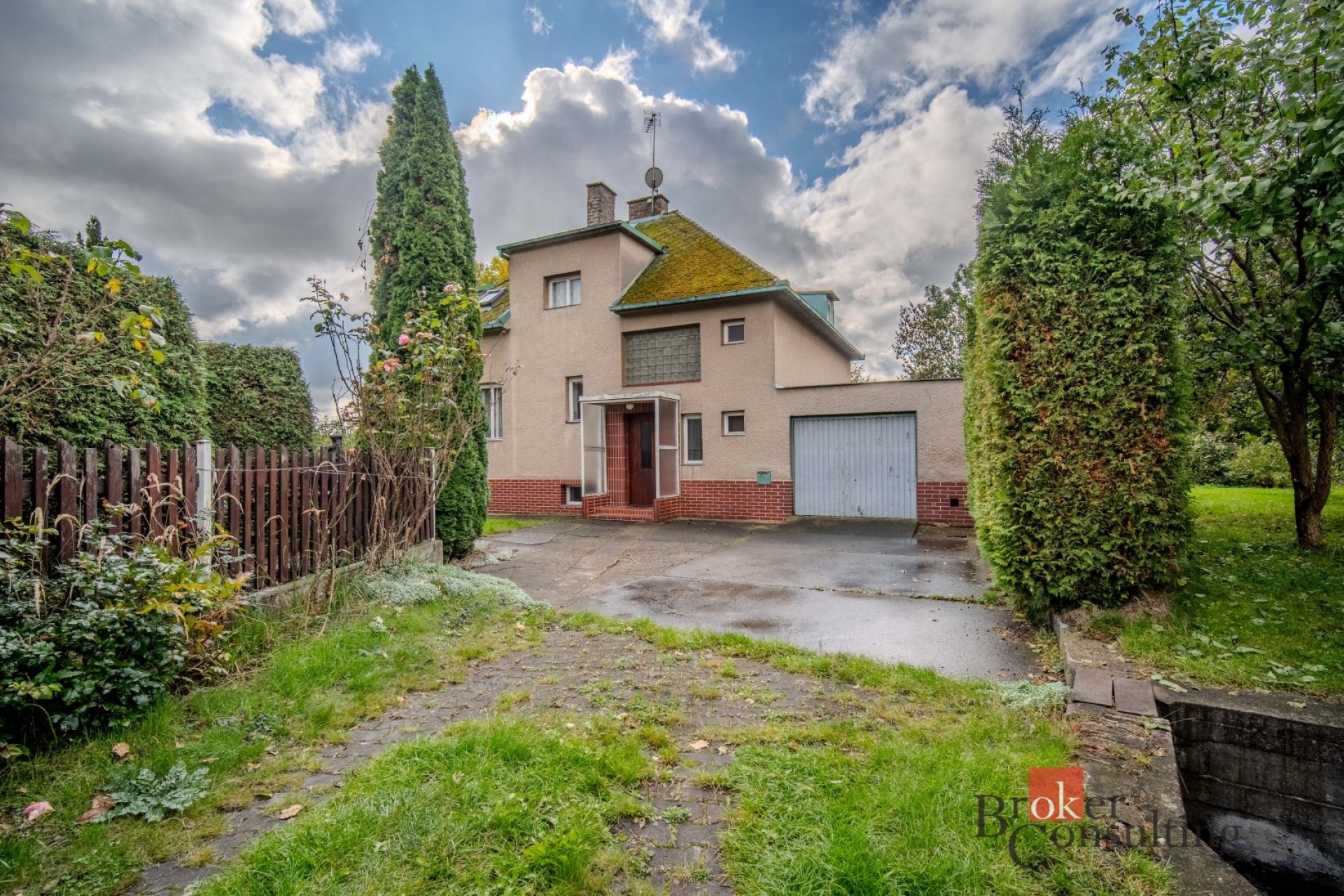 Bydlení jako na vesnici přitom na Praze 5 - krásný pozemek 1074m2 s domem