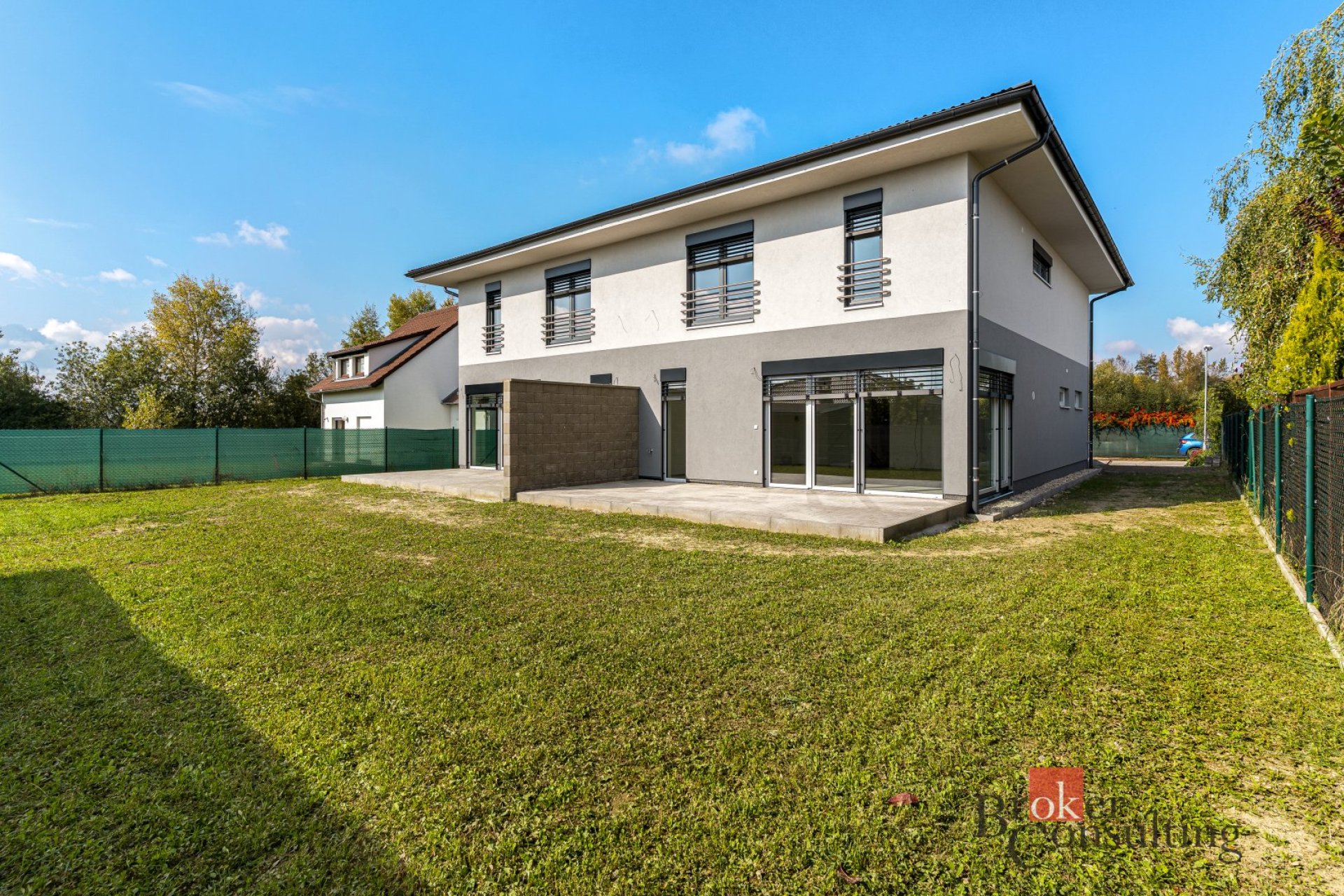 Prodej novostavby, bytu 5+kk, 160m² plochy s garáží, a pozemkem 331m², 30 minut východně od Prahy