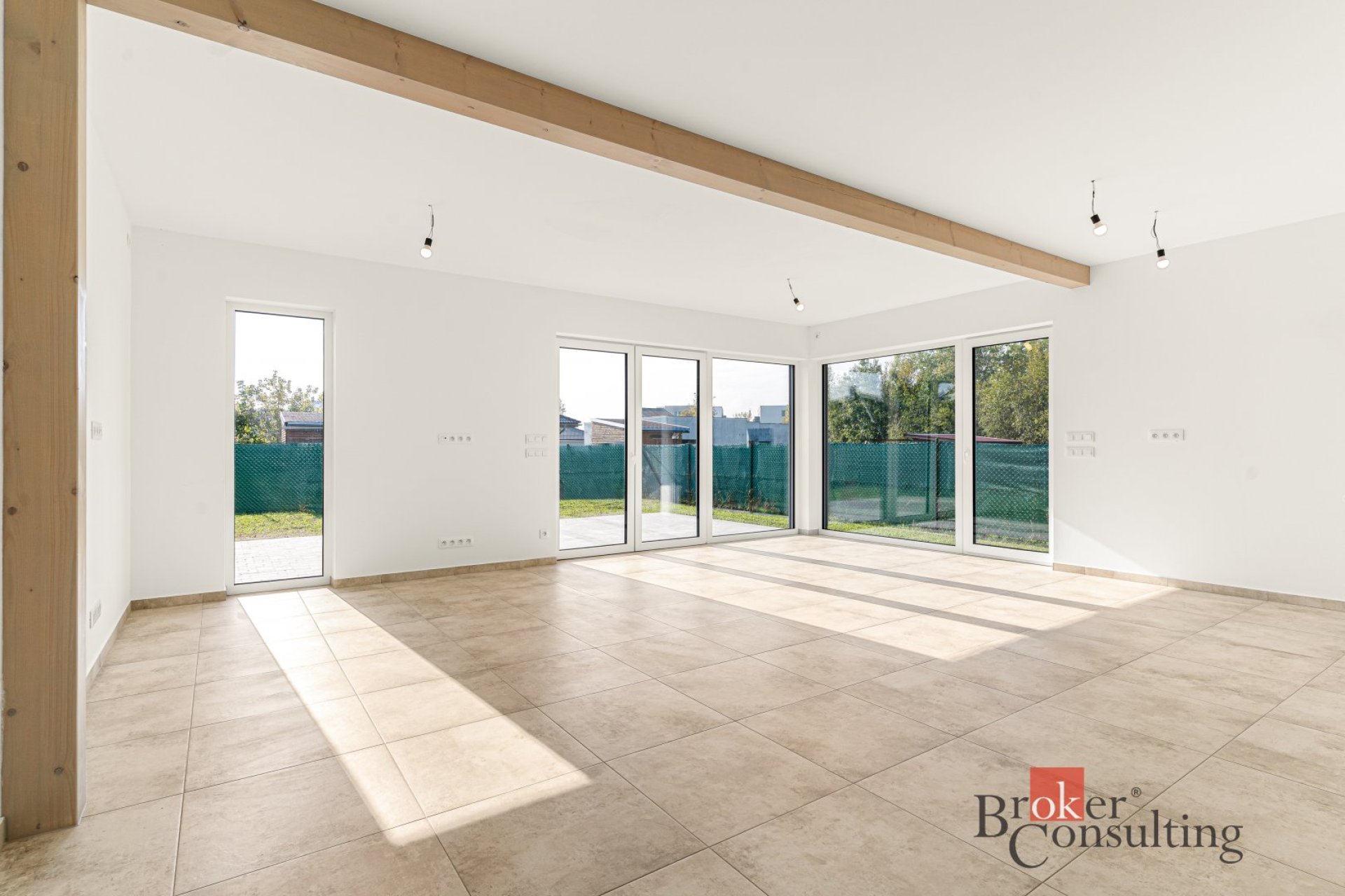Prodej novostavby, bytu 5+kk, 160m² plochy s garáží, a pozemkem 331m², 30 minut východně od Prahy