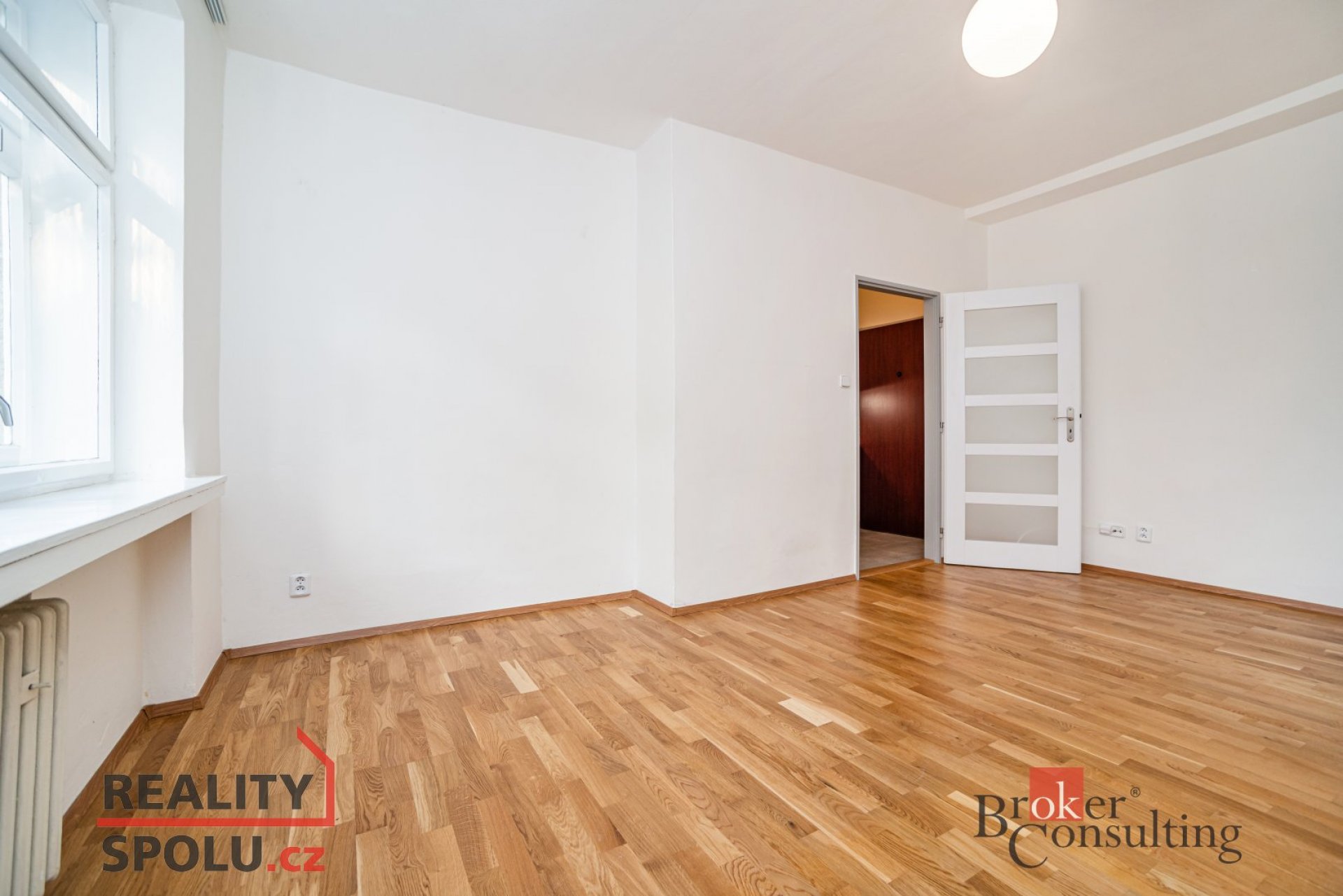 Dlouhodobý pronájem útulného bytu 1+kk v menším funkcionalistickém ČD v Podolí