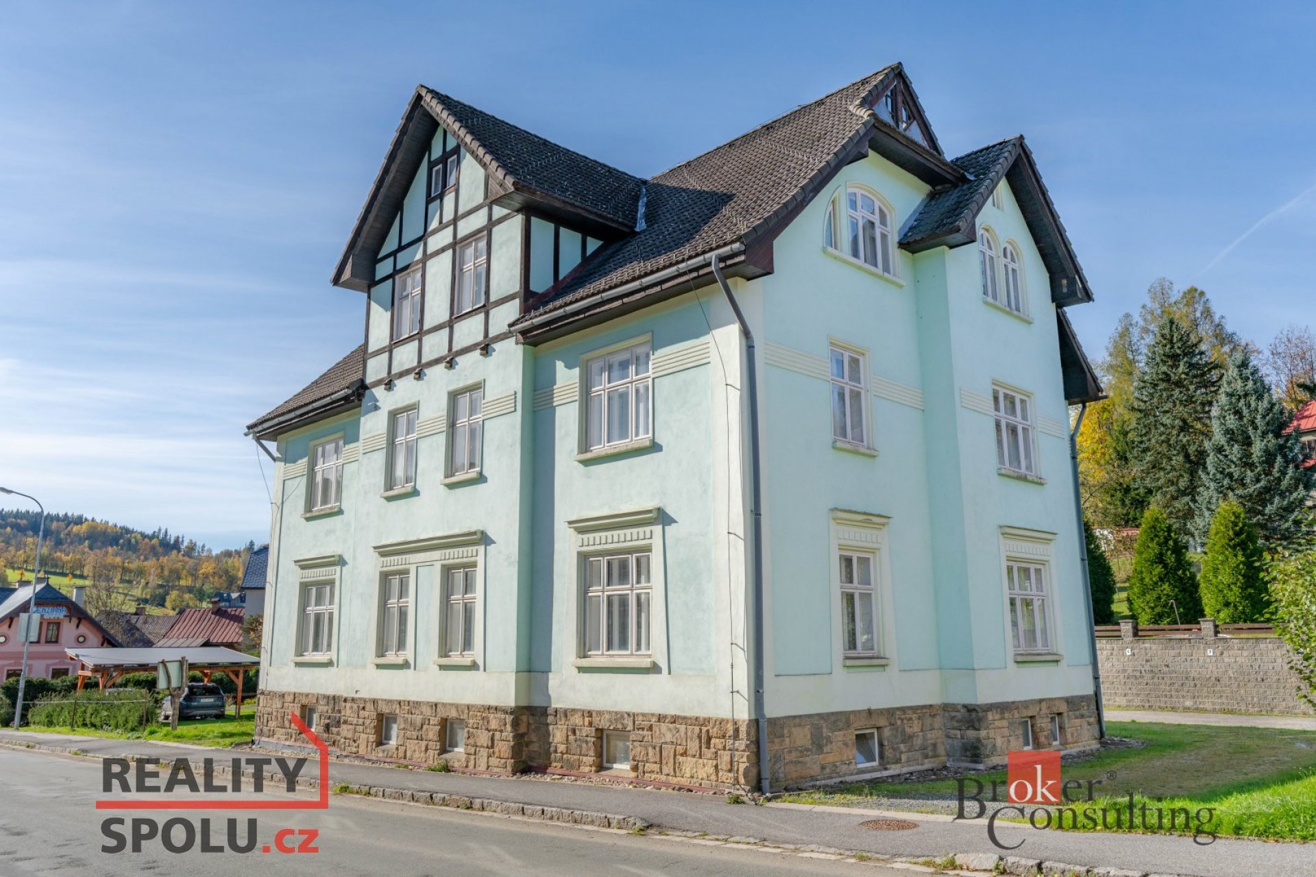 Výborná příležitost v Rokytnici nad Jizerou - apartmánový dům s 9 jednotkami a parkováním v blízkost