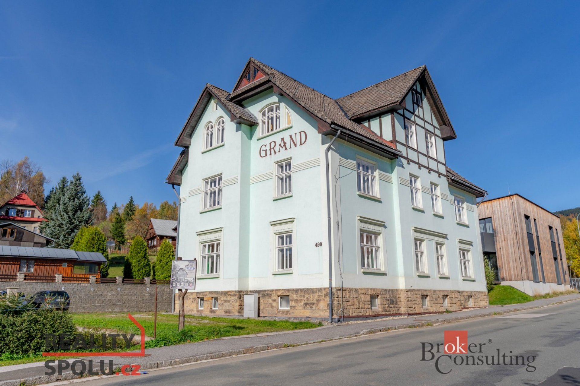 Výborná příležitost v Rokytnici nad Jizerou - apartmánový dům s 9 jednotkami a parkováním v blízkost