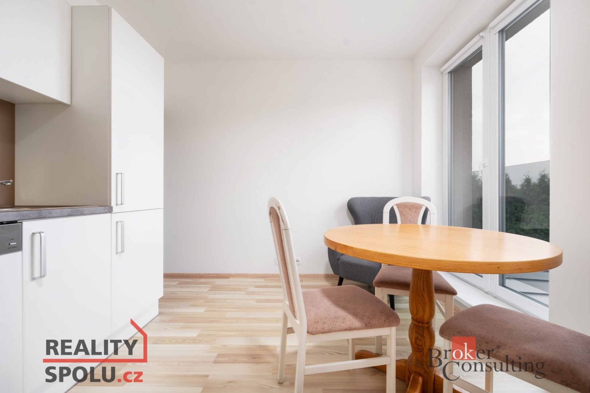 Pronájem byt  1+1 s předzahrádkou + parkovací stání, Zuč-Senec