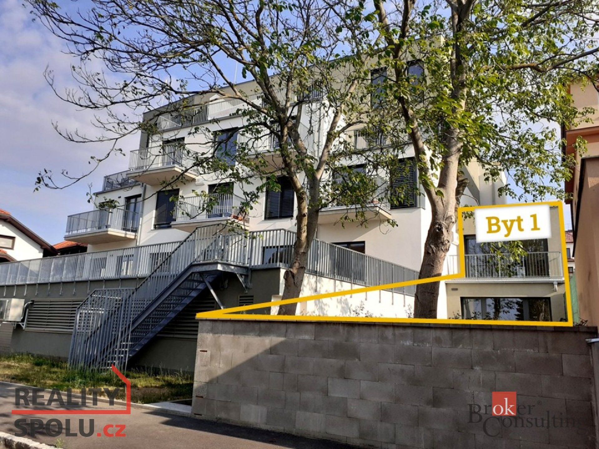 Mezonet s velkou terasou a duší řadového domku