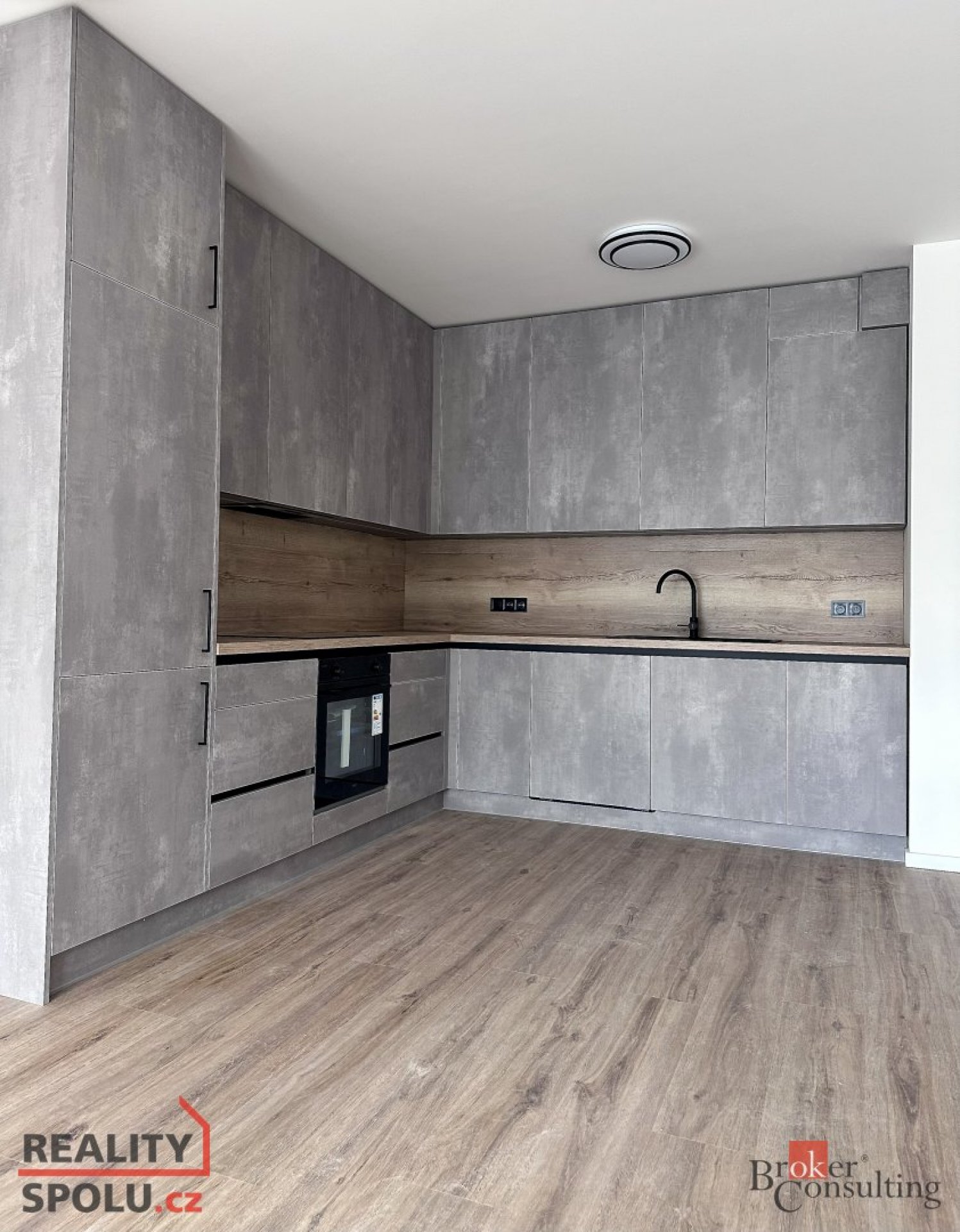 Pronájem bytu 2kk s balkonem a parkovacím stáním