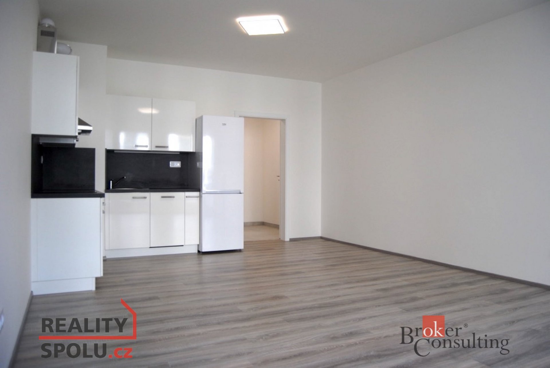 Moderní  1kk s předzahrádkou + sklep + garáž