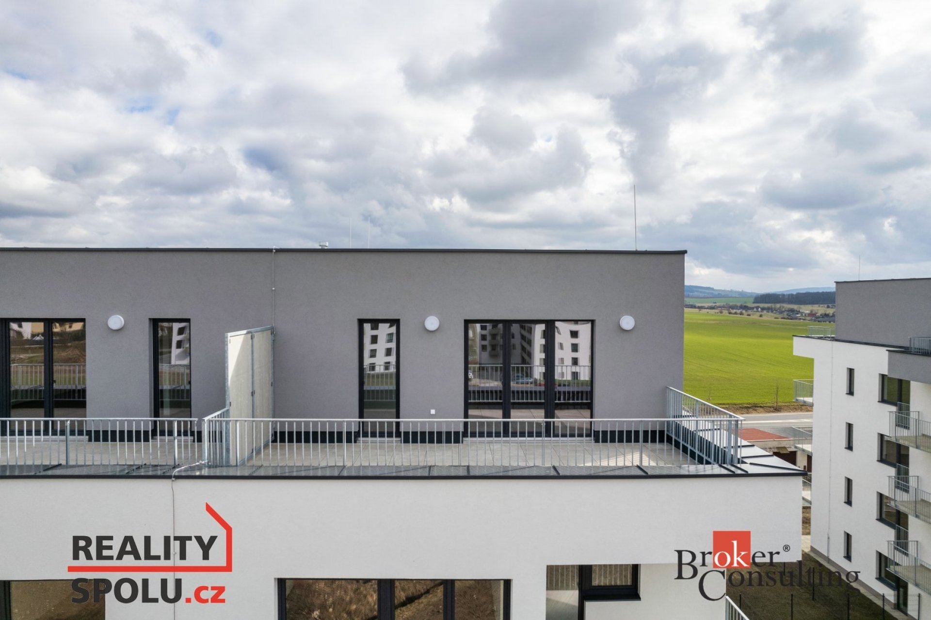 Střešní prostorné 2+kk s terasou a balkonem